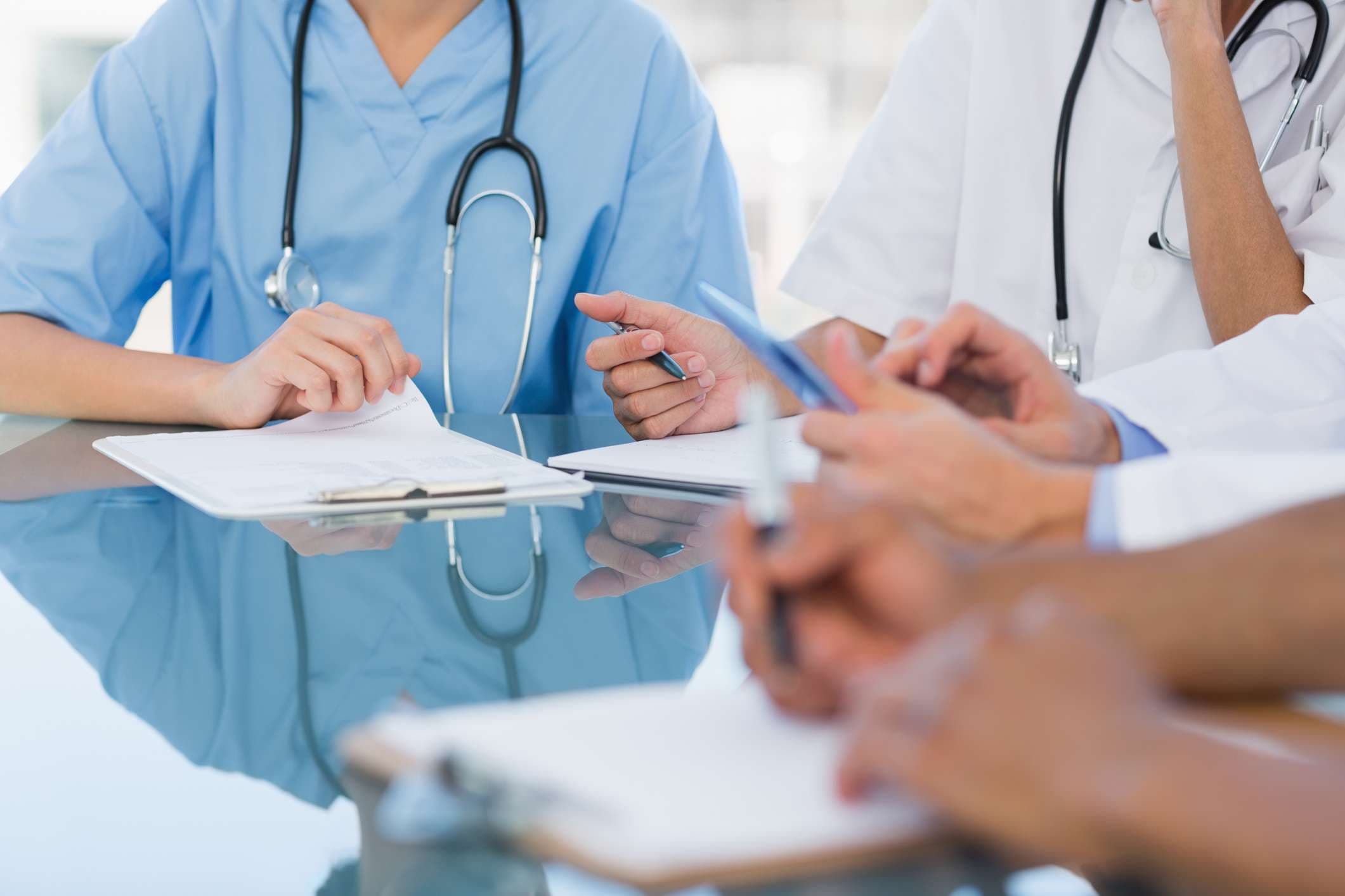 Mittelteil junge Gruppe in einem Treffen im Krankenhaus