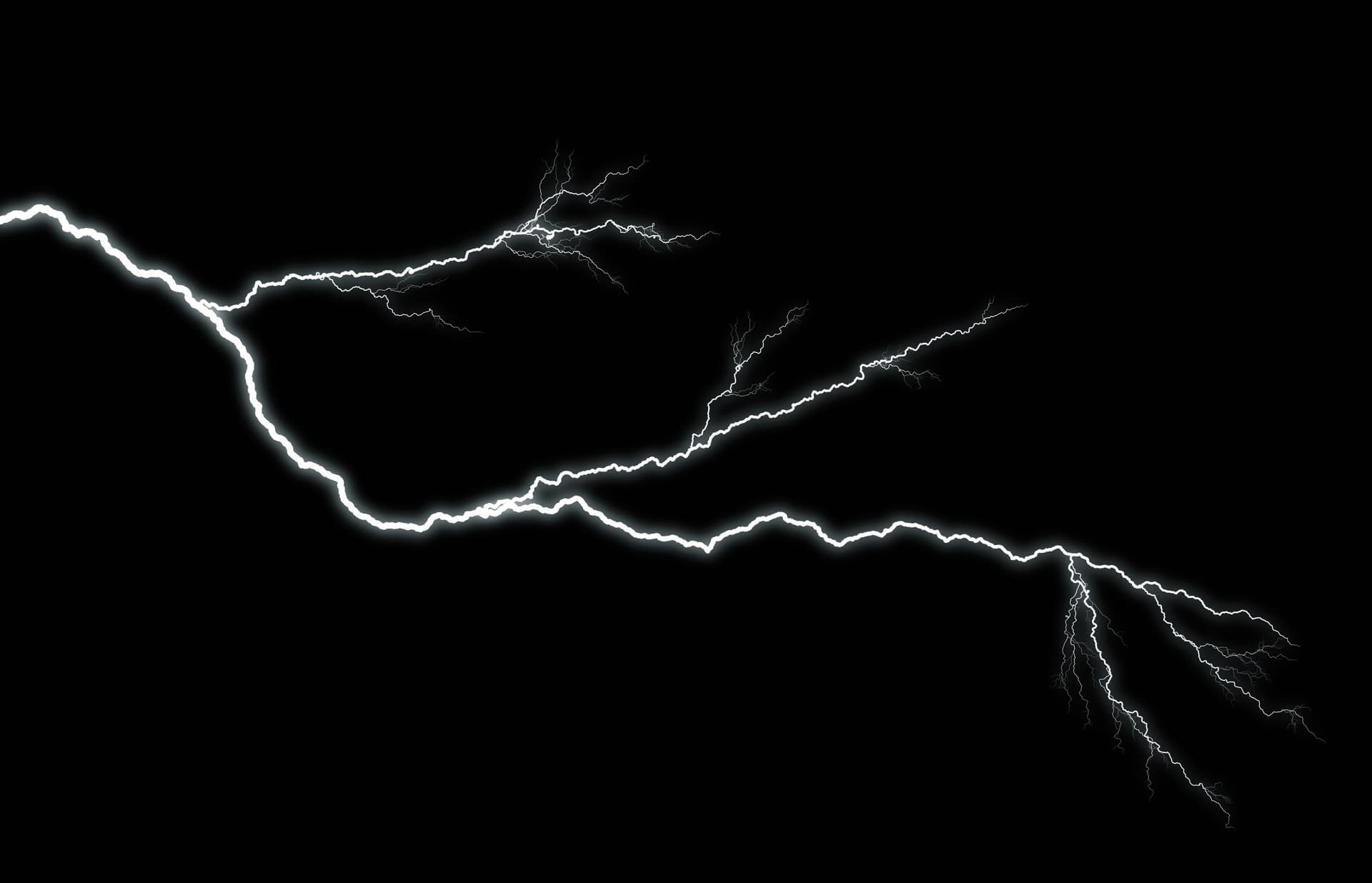 Nahaufnahme des blitzdurchdringenden Nachthimmels, lokalisiert auf schwarzem Hintergrund