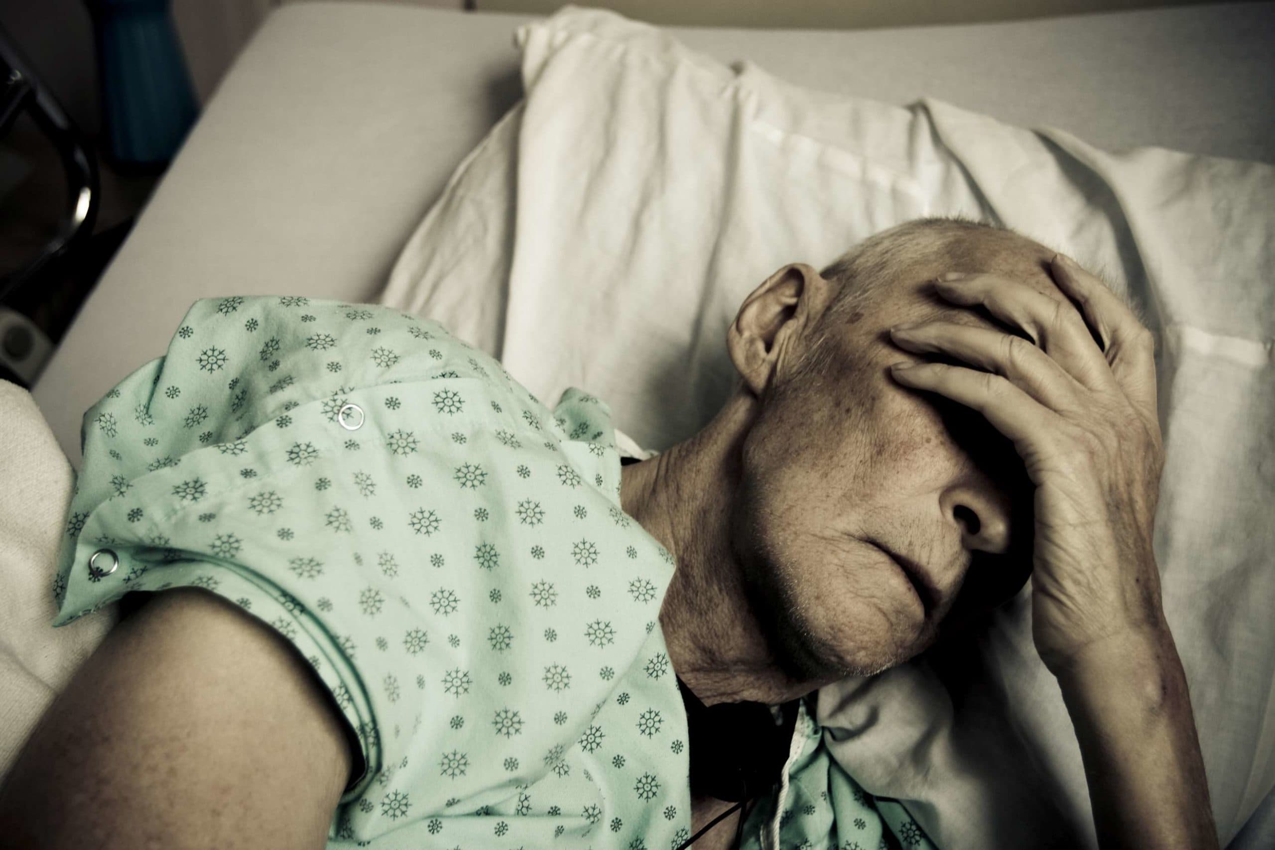 Alter Mann liegt im Bett