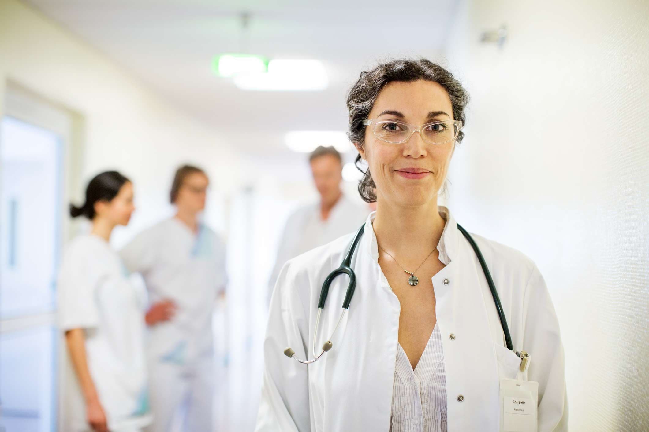 Erfahrene reife Ärztin im Krankenhaus