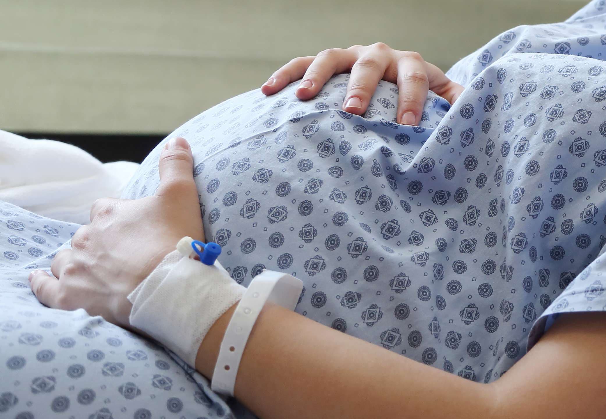 Die ersten Momente mit dem Baby und die Aufregung, eine Familie oder Eltern zu sein