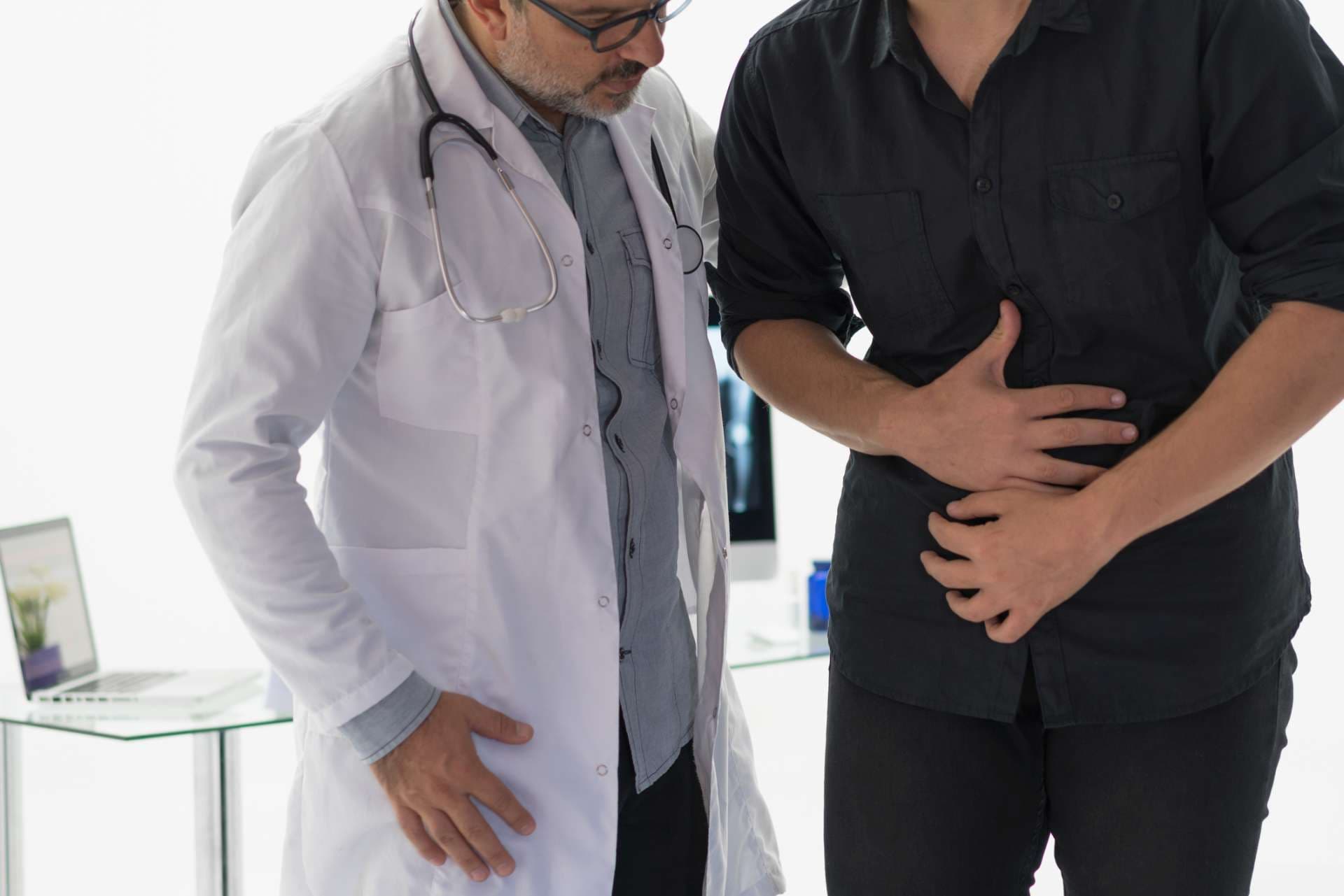Arzt untersucht den Bauch des Patienten
