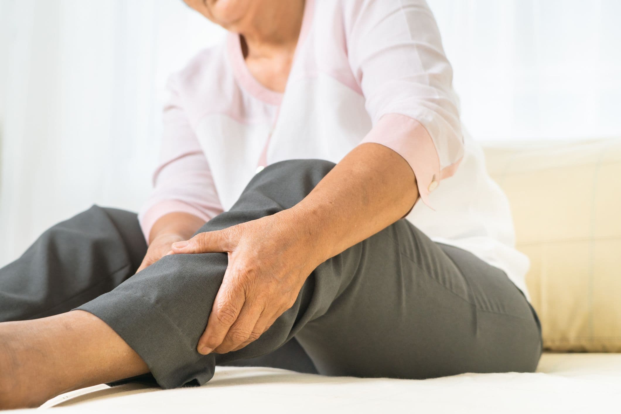 Beinschmerzen der älteren Frau zu Hause, Gesundheitsproblem des Seniorenkonzepts