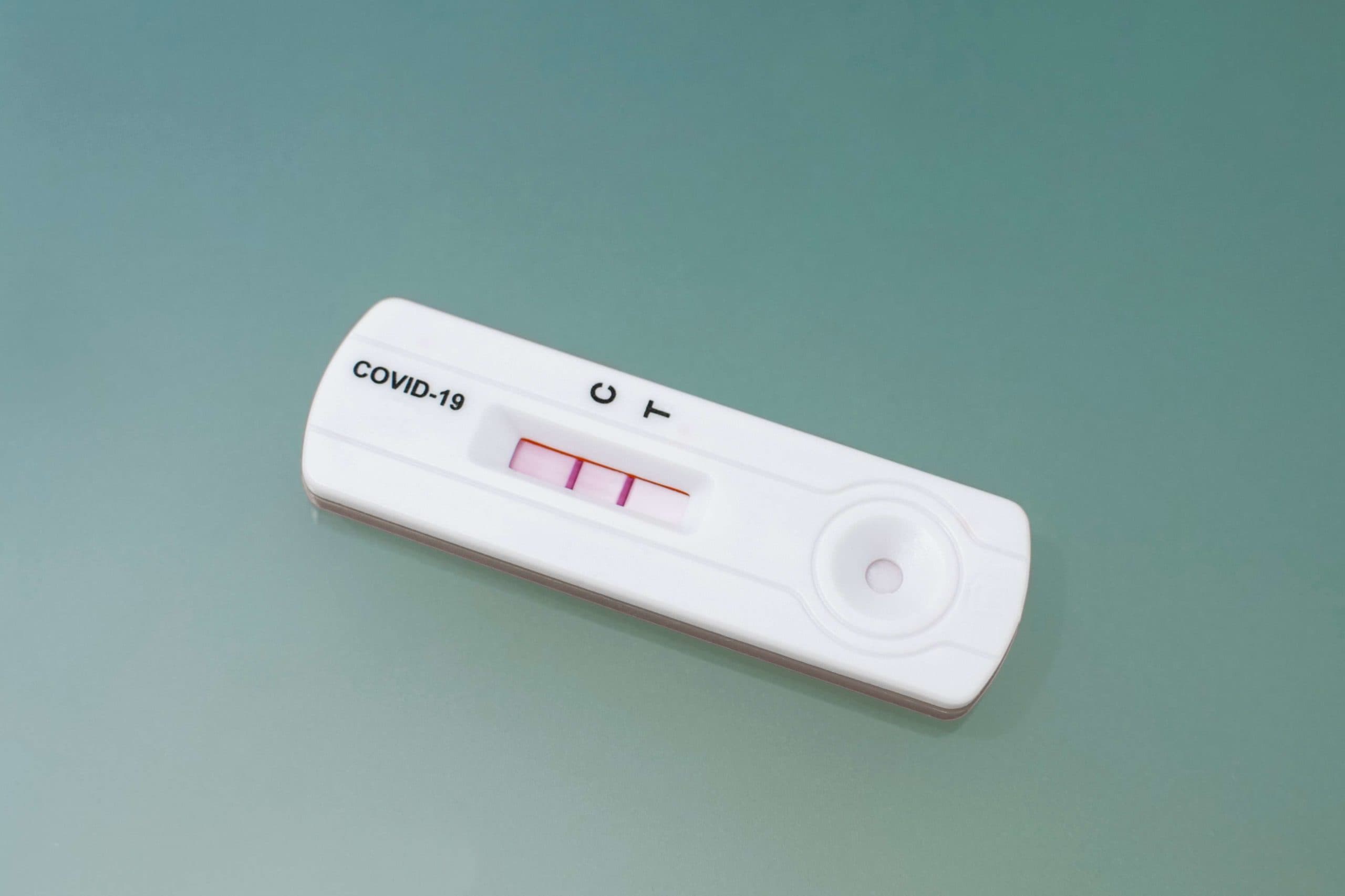 Positives Testergebnis durch Verwendung des Schnelltests für Covid-19, schneller schneller Antikörper.