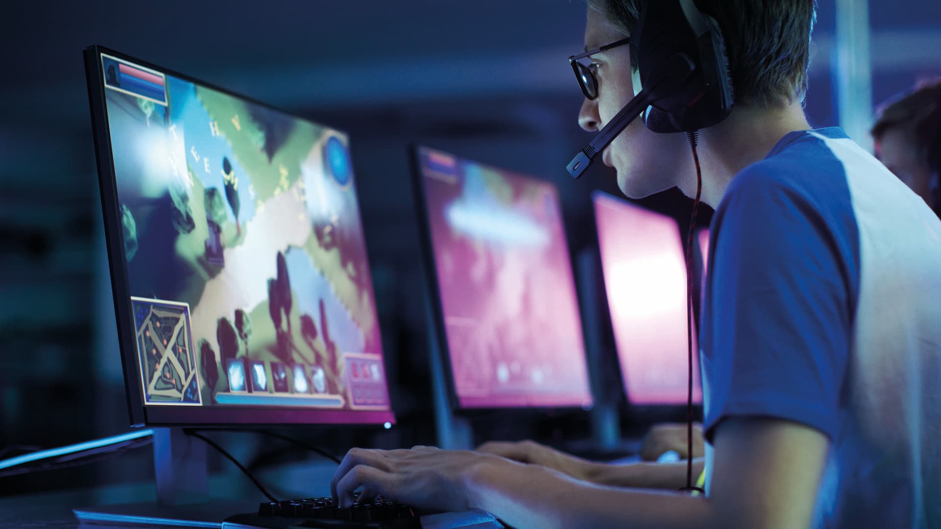 Team von professionellen eSport-Gamern, die in einem kompetitiven MMORPG/Strategie-Videospiel auf einem Cyber-Games-Turnier spielen. Sie sprechen miteinander in Mikrofone. Arena sieht cool aus mit Neonlichtern.