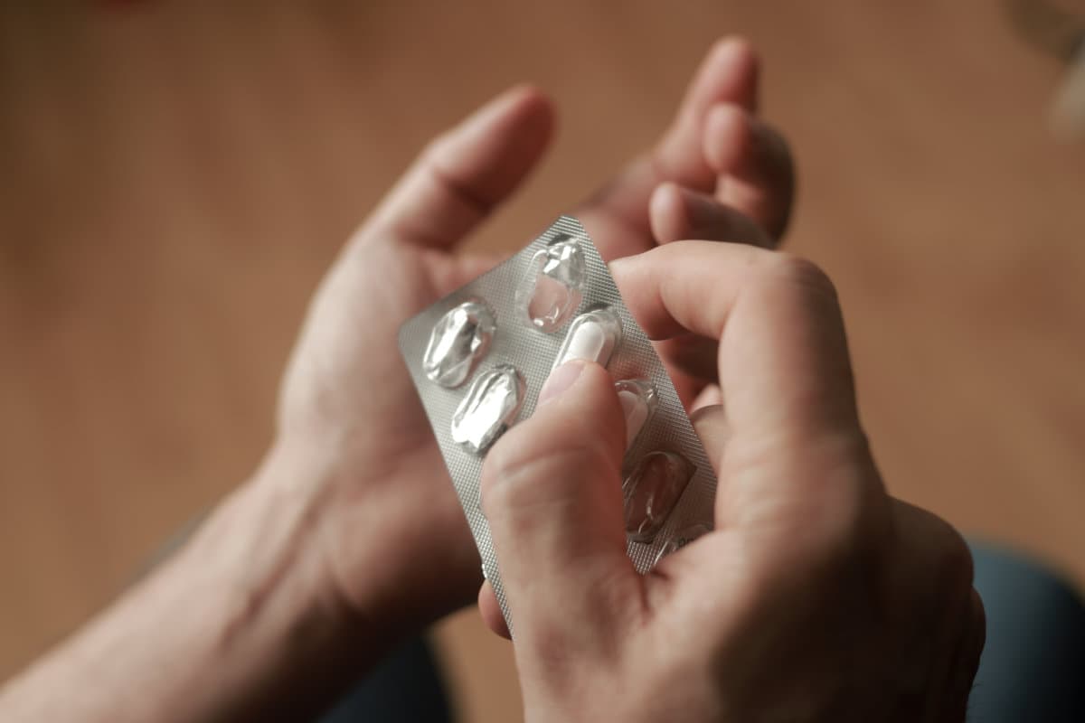Hände mit Pillenblase drinnen