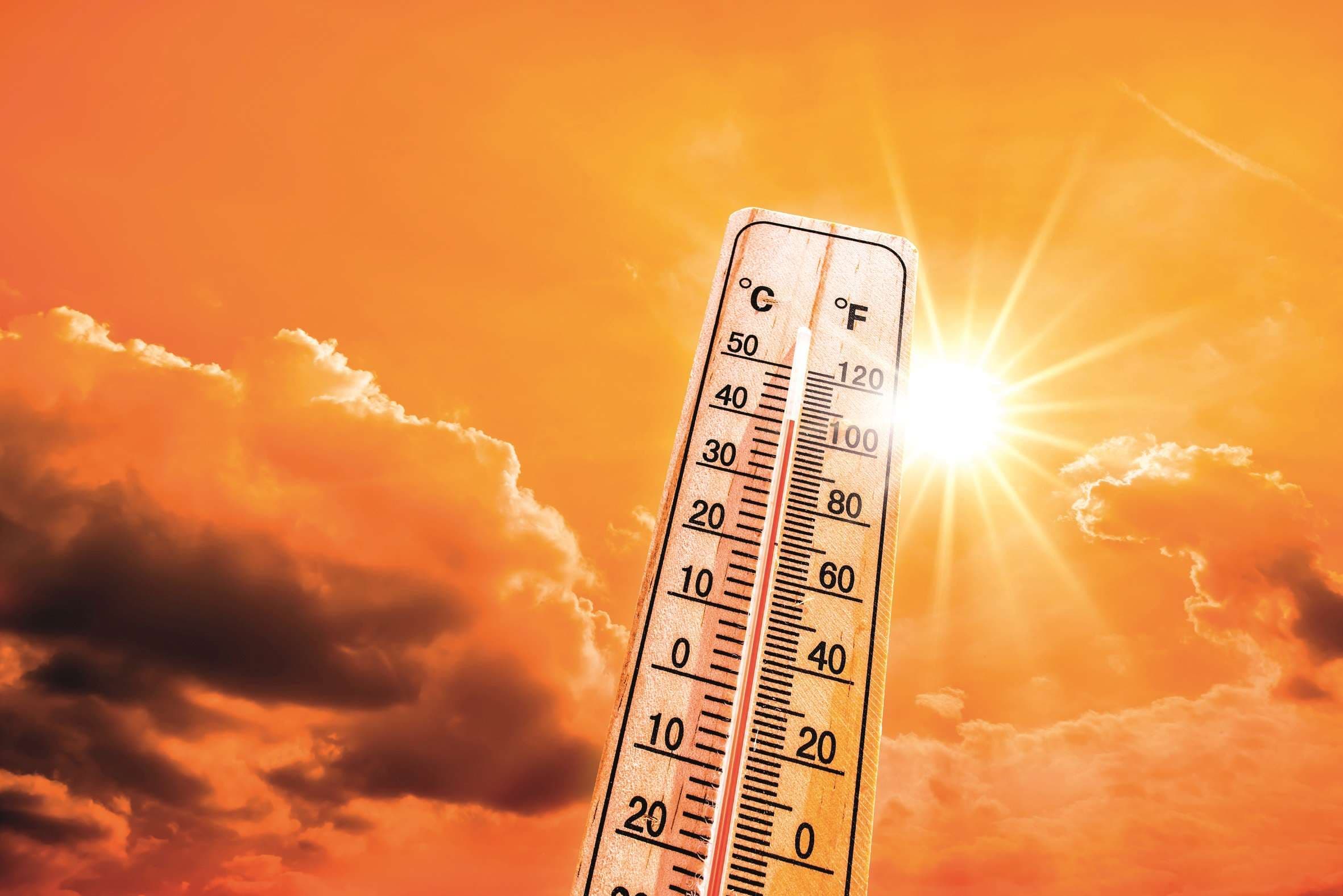 Heißer Sommer oder Hitzewellenhintergrund, leuchtende Sonne am orangefarbenen Himmel mit Thermometer