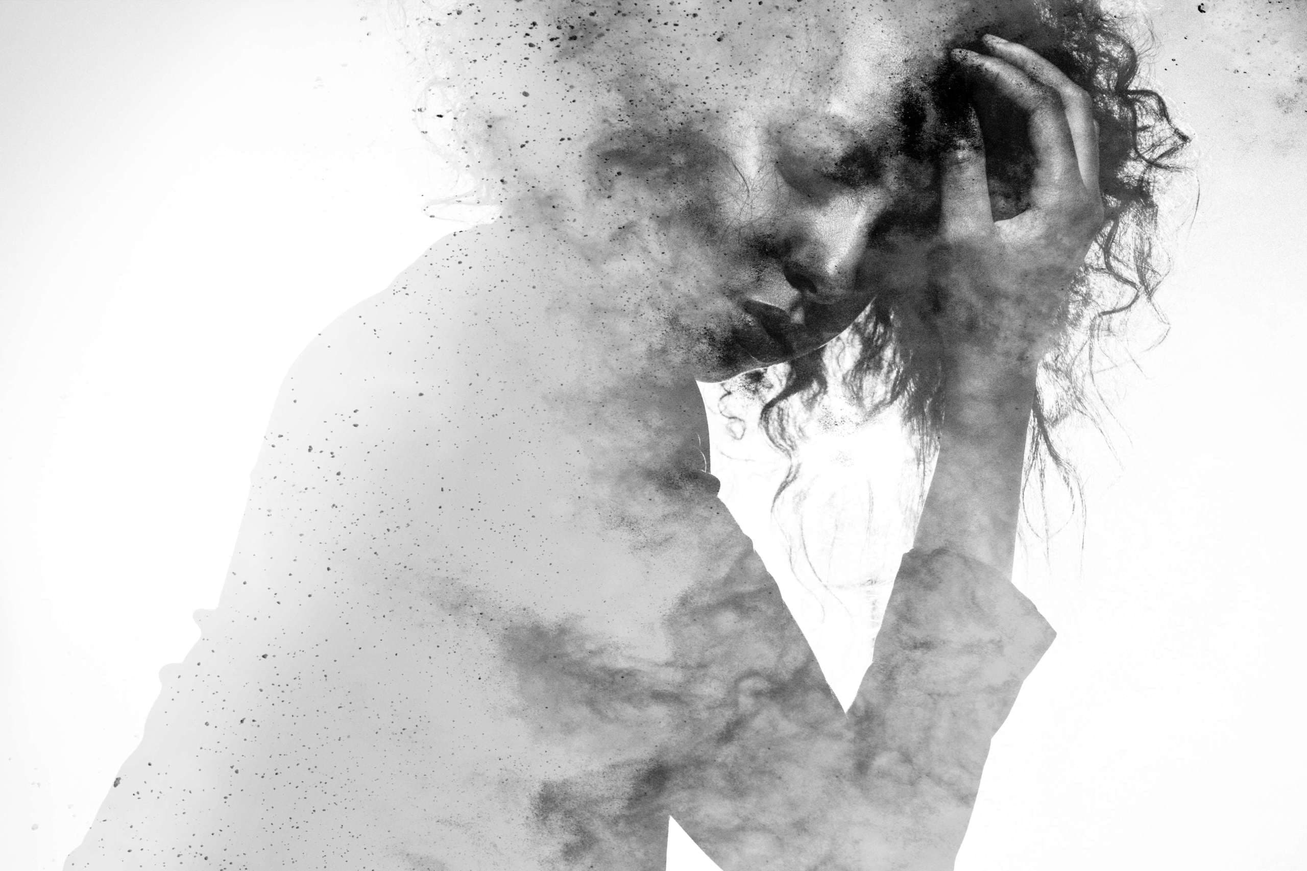 Die Form einer subtilen Frau in einer unglücklichen Pose ist doppelt belichtet mit einem monochromen Farbspritzer-Fotoeffekt