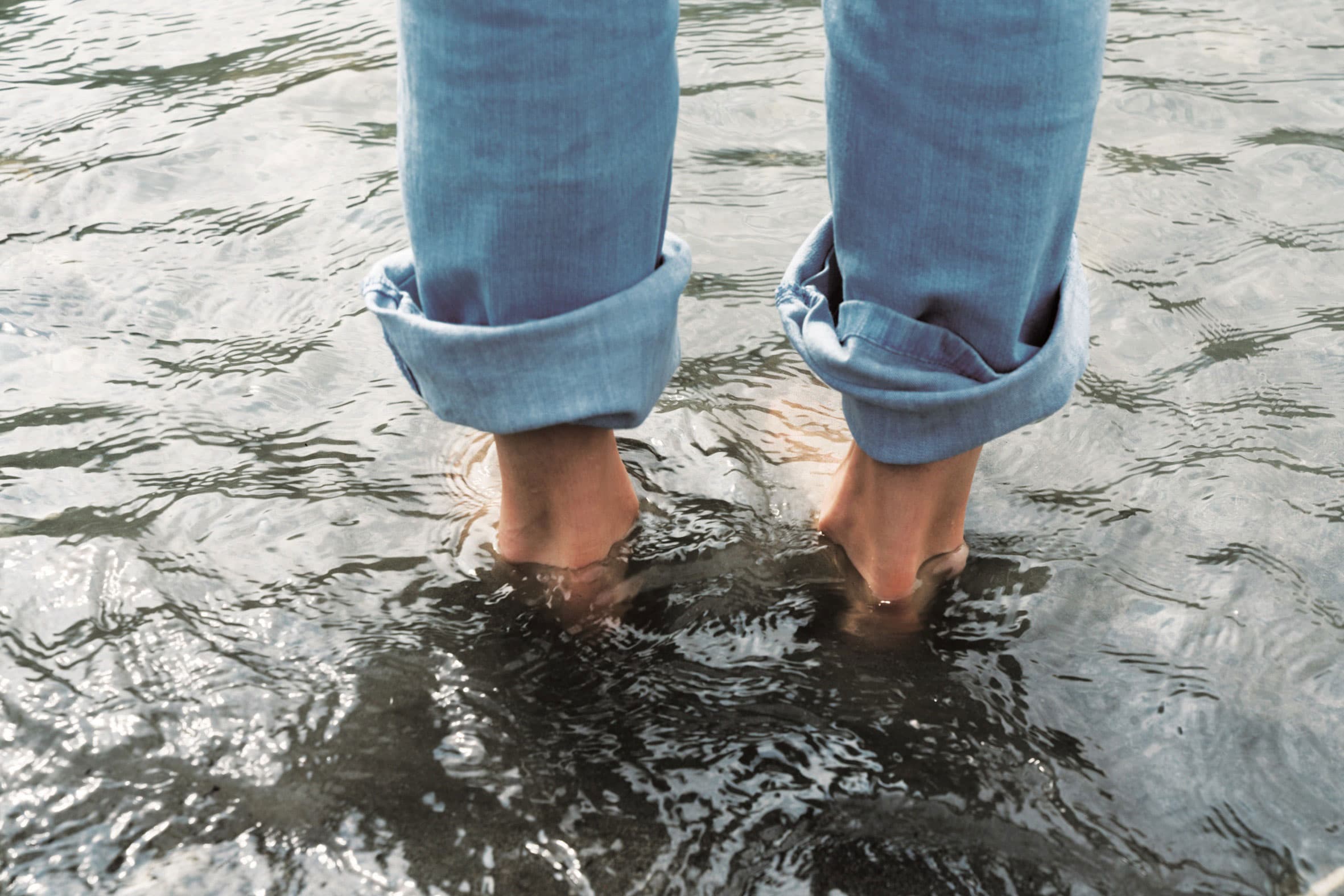 Kneippkur mit Beinen im kalten Wasser