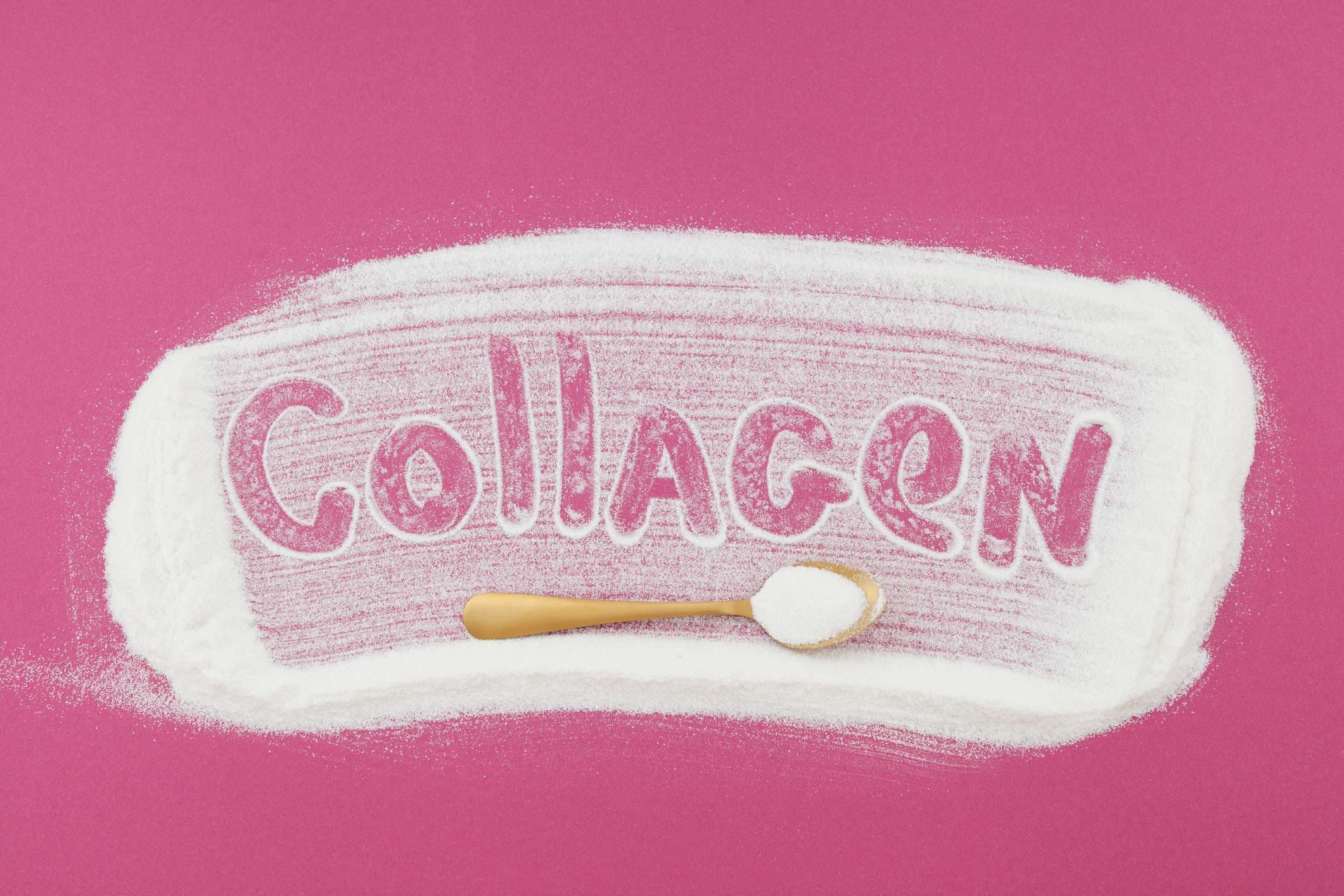 Inschrift Collagen und Collagen Pulver auf goldenem Löffel. Zusätzliche Proteinzufuhr. Natürliche Schönheits- und Gesundheitsergänzung für Haut, Knochen, Gelenke und Darm