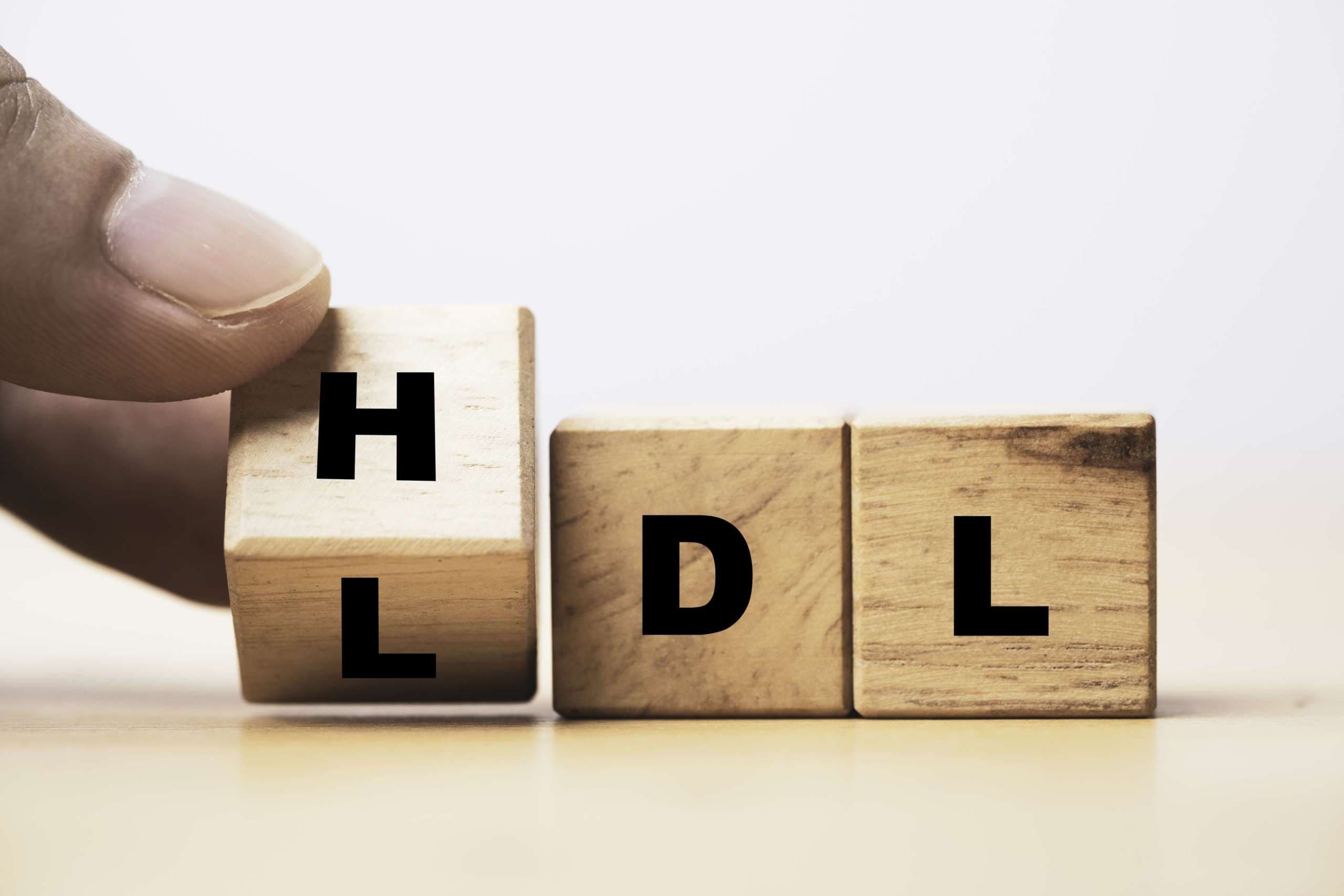 Handumdrehen des Holzwürfelblocks von LDL zu HDL für High ist Lipoprotein mit hoher Dichte und LDL ist Lipoprotein mit niedriger Dichte.