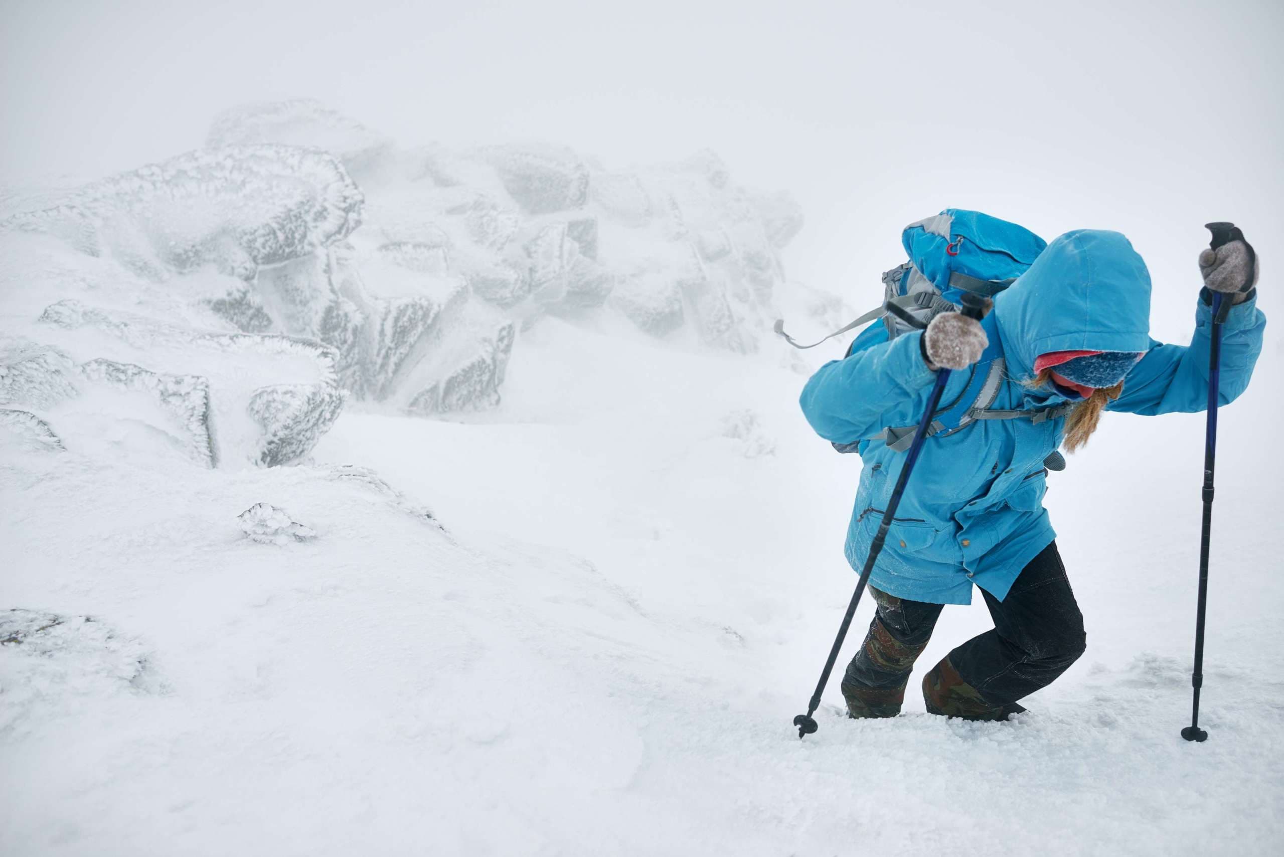 Frau, die bei Schneewetter wandert