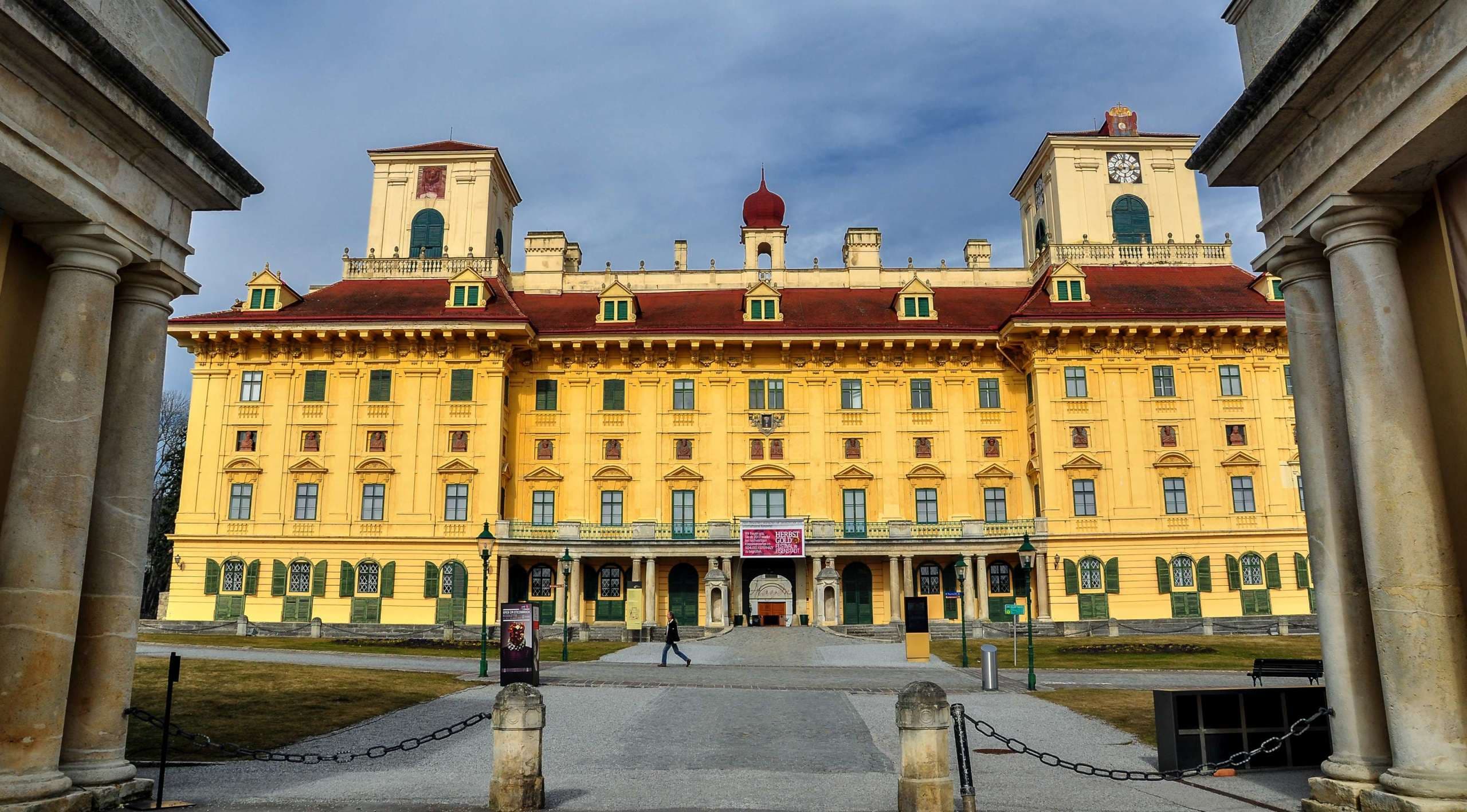 Eisenstadt, Österreich - 23.02.2017: Schloss Esterhazy ist ein Schloss in Eisenstadt, Österreich, der Hauptstadt des Landes Burgenland.