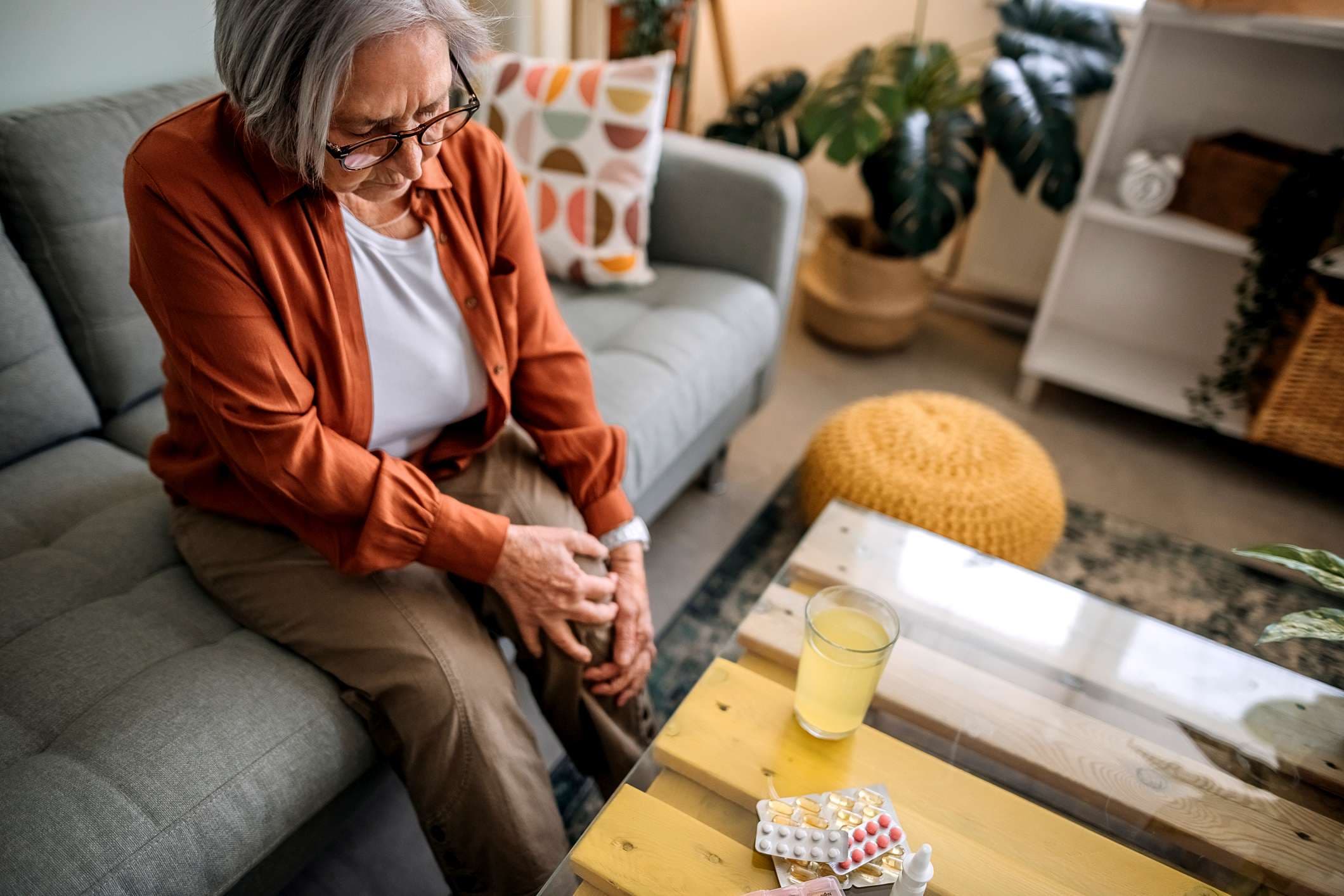 Ältere Frau, die sich um ihre Gesundheit kümmert