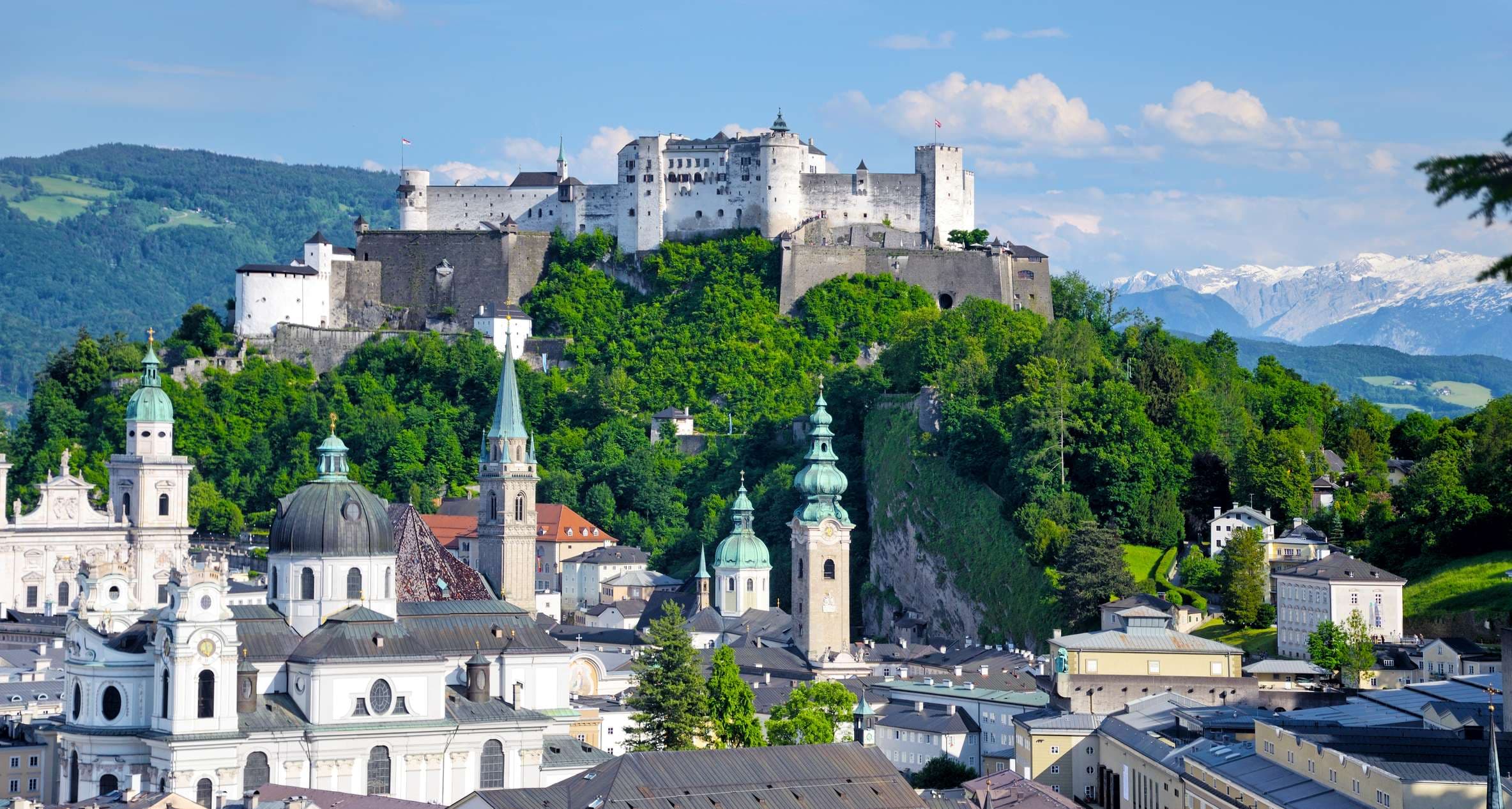 Panoramablick auf Salzburg am sonnigen Tag, Österreich