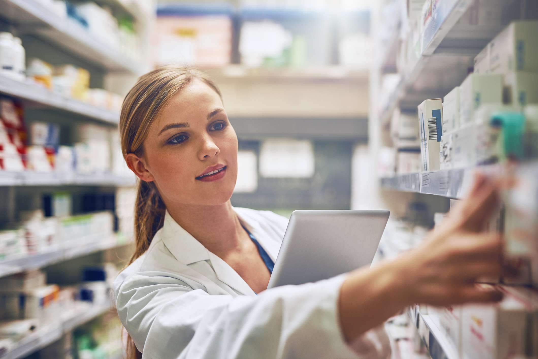 Aufnahme einer Apothekerin, die ihr digitales Tablet verwendet, während sie auf einer Insel arbeitet