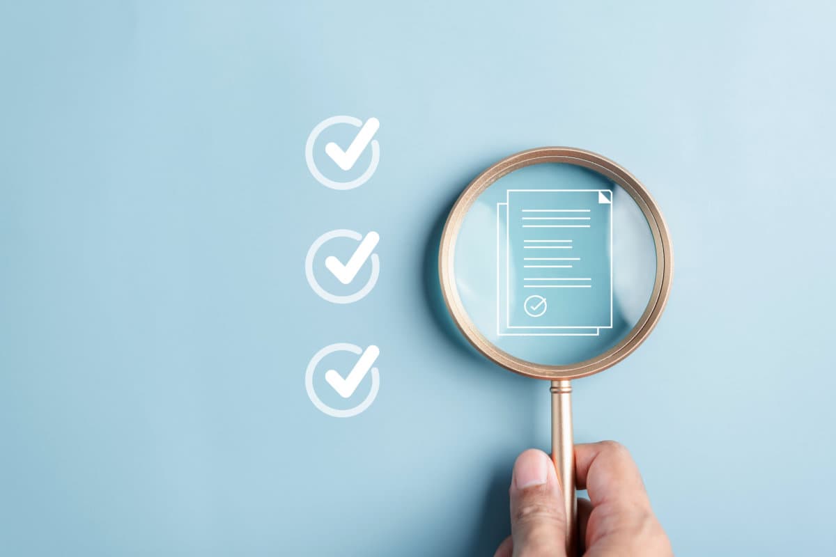 Ausfüllen einer Online-Umfrage und Checkliste für digitale Formulare per Laptop, Dokumentenmanagement-Prüfsystem,