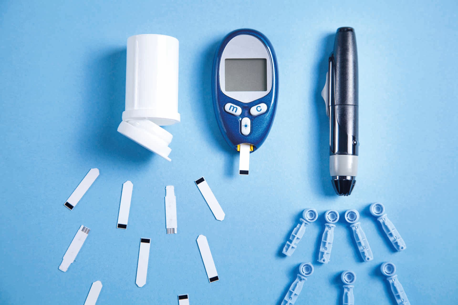 Glucometer mit Teststreifen und anderen Objekten. Geräte zur Messung von Glukose im Blut