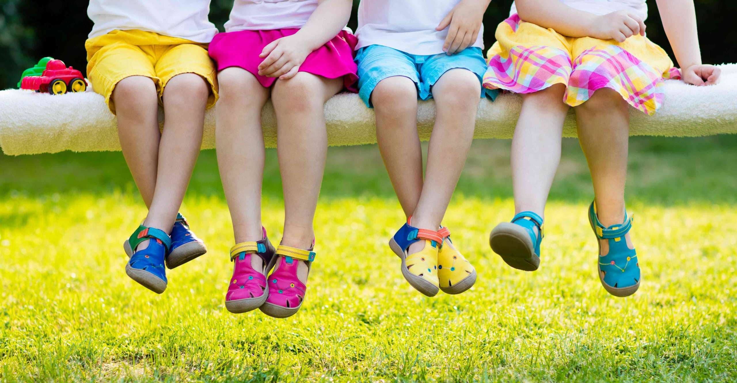 Kinder mit bunten Schuhen. Kinderschuhe