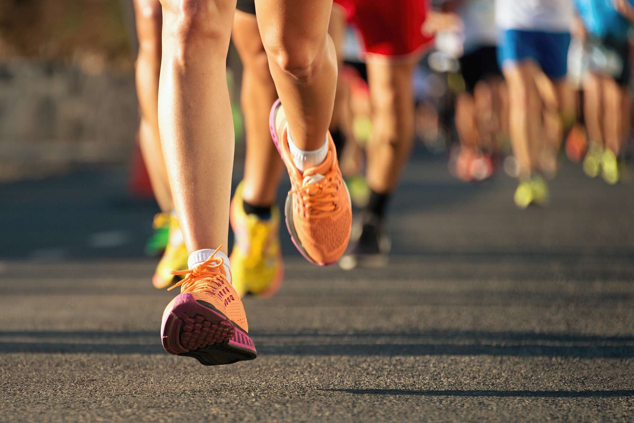 Marathonlauf im Licht des Abends