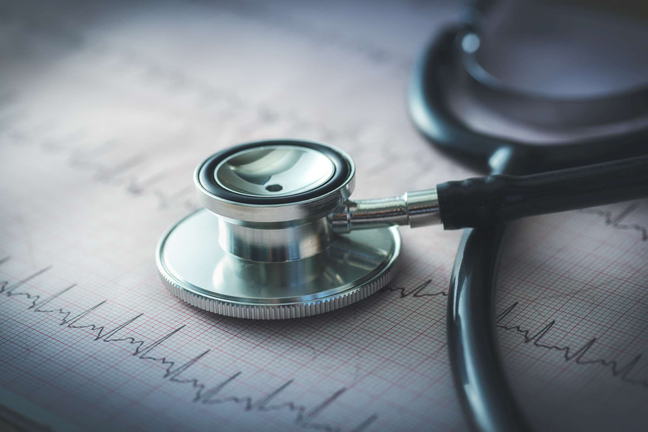 Stethoskop und EKG
