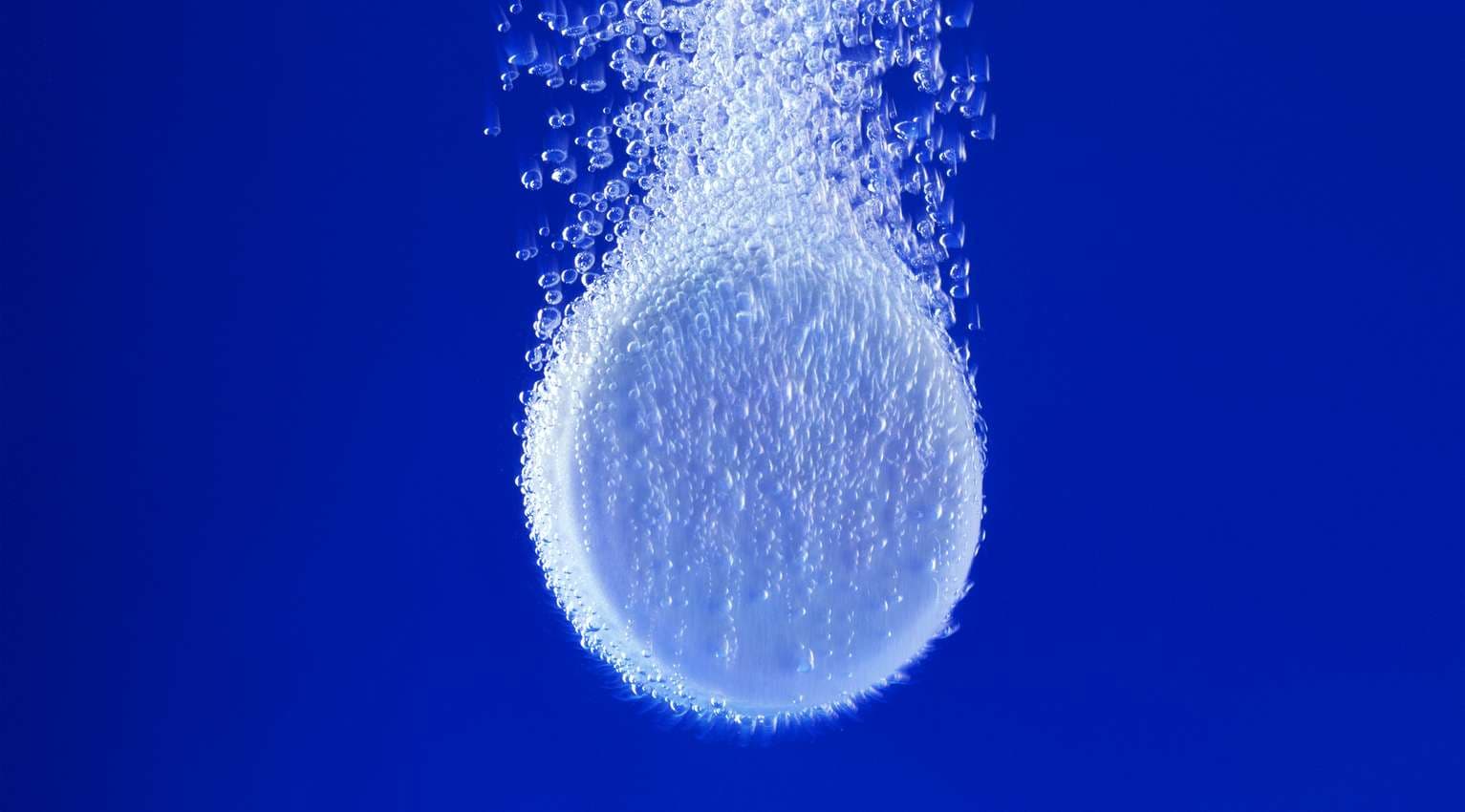 Brausetablette in Wasser mit Bläschen