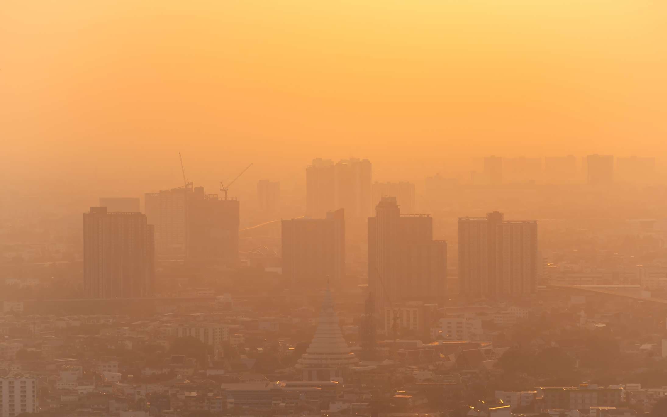 schlechte Luft mit PM 2,5 Staub in der Atmosphäre in der Stadt