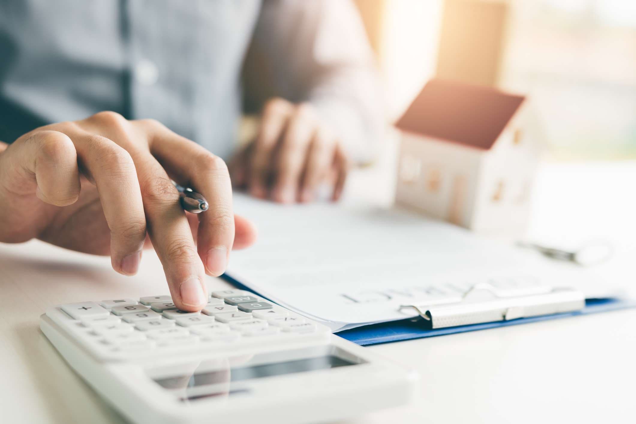 Home Agents verwenden einen Taschenrechner, um die Kreditlaufzeit für den Kunden jeden Monat zu berechnen.
