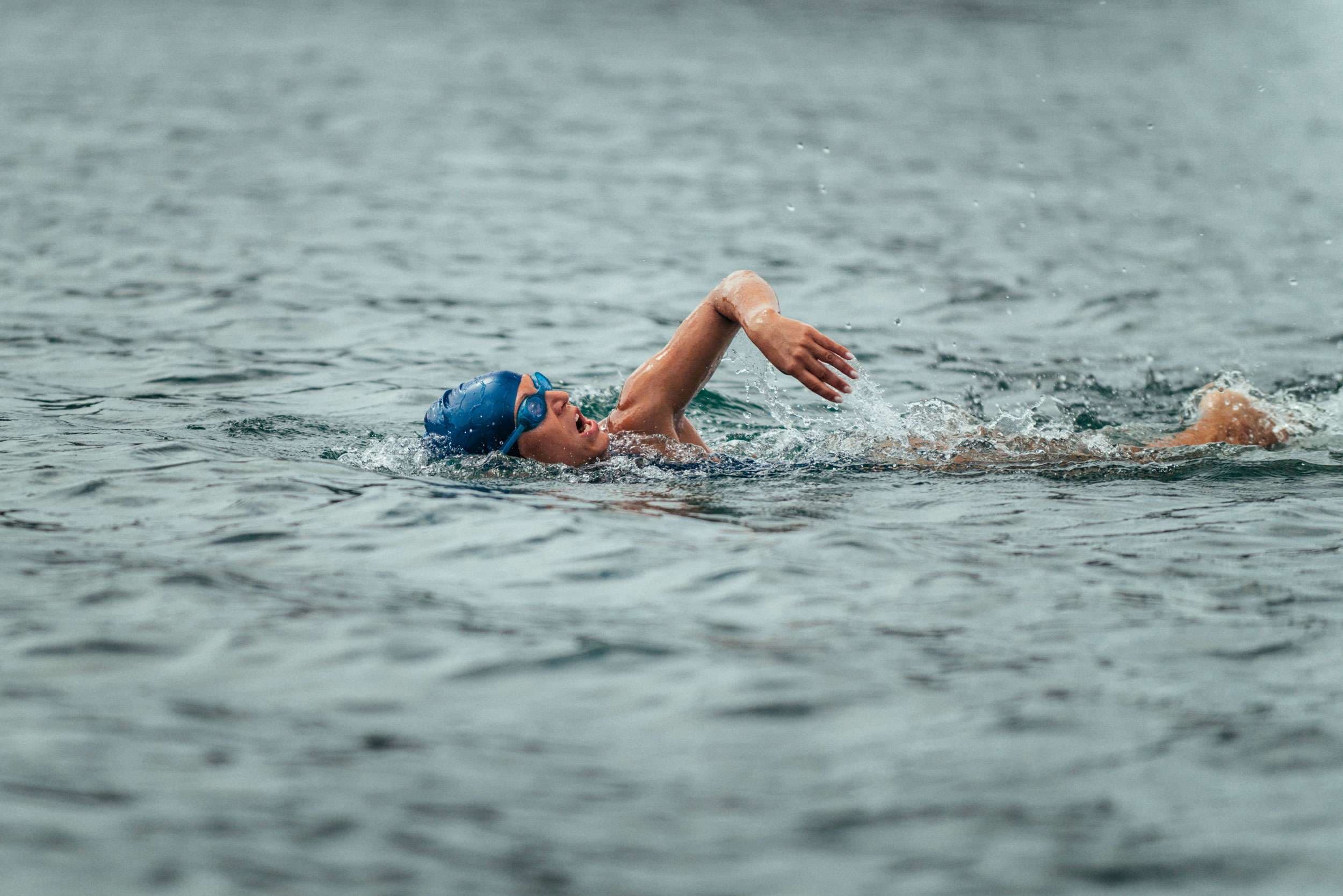 Weibliche Marathonschwimmerin. Konzentrieren Sie sich auf Schwimmer, geringe Schärfentiefe