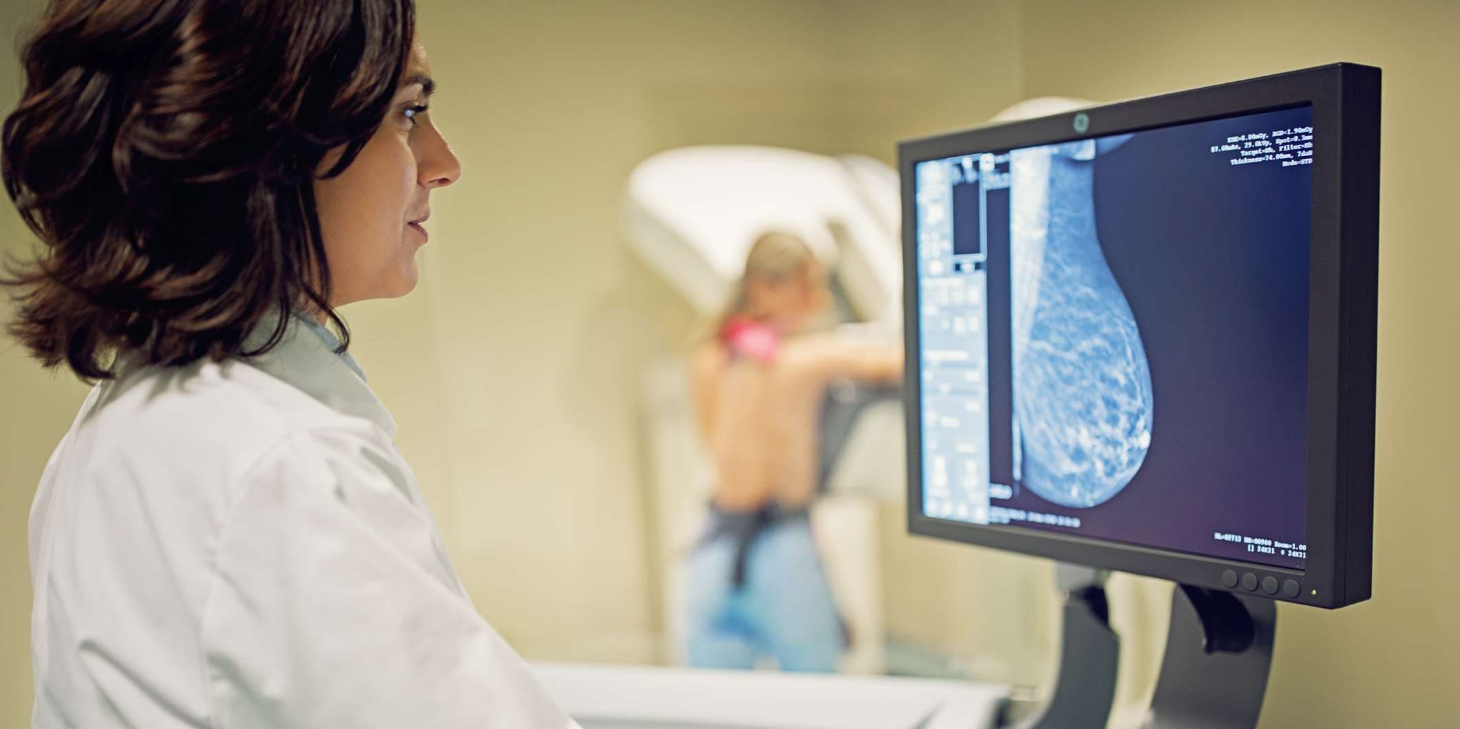 Der Arzt arbeitet im Krankenhaus mit einem Mammographie-Röntgenscanner