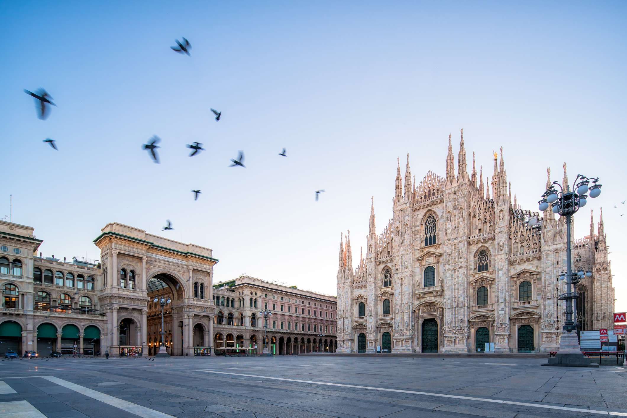 Galleeria Vittorio Emenuele und Mailänder Domplatz mit fliegender Pegion am Morgen
