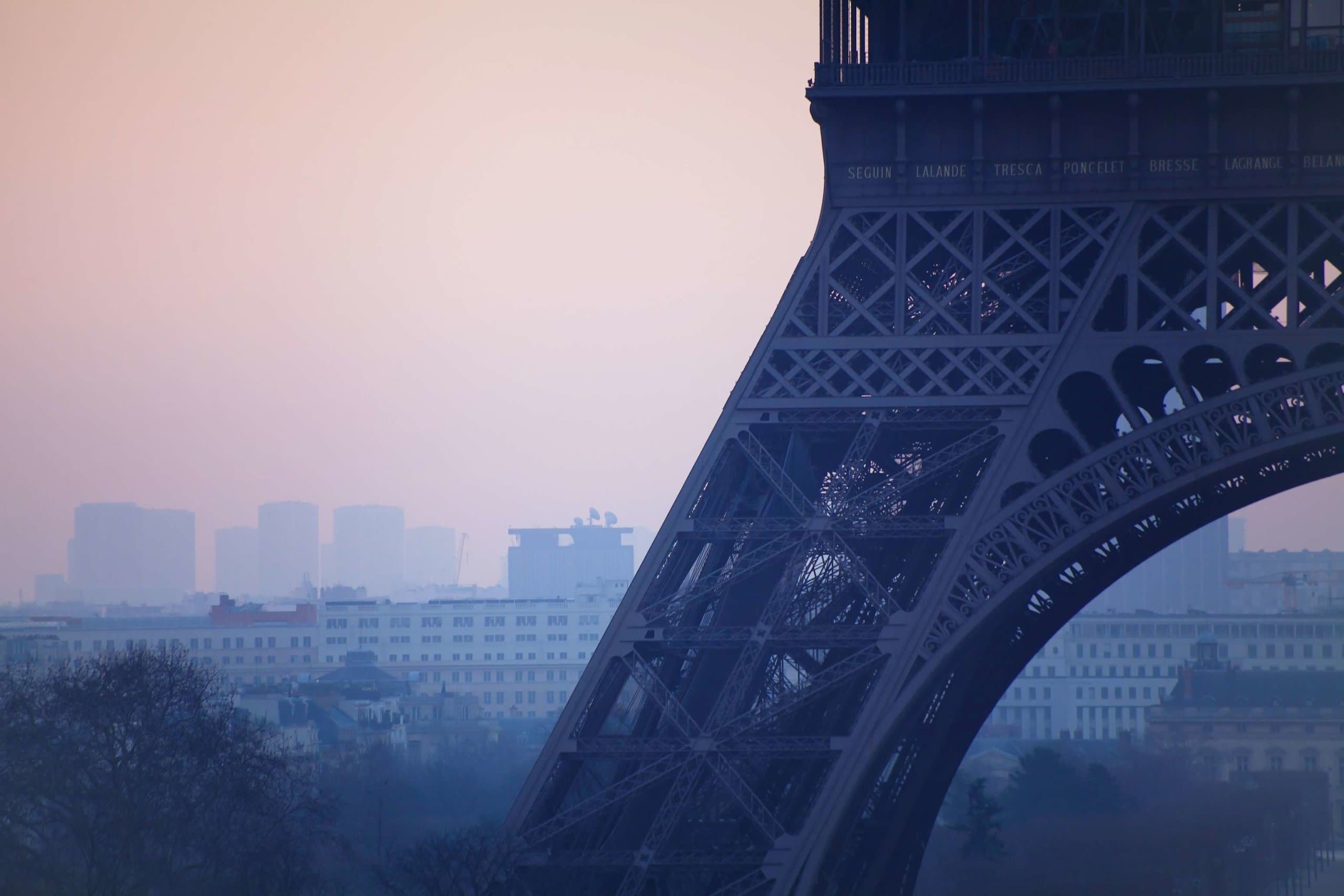 Nahaufnahme des Eiffelturms, Umweltverschmutzung in Paris, Frankreich