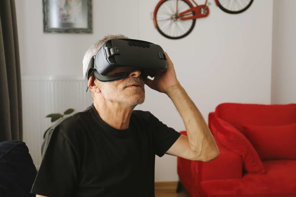 Mann mit Virtual-Reality-Headset