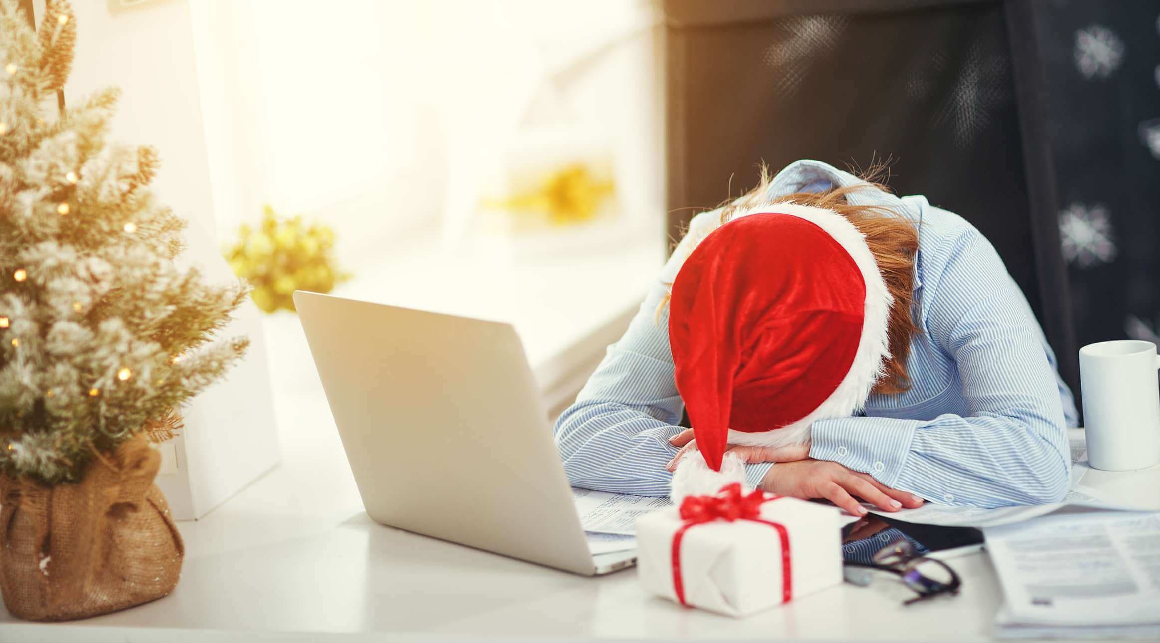 Geschäftsfrau Geschäftsfrau Freelancer müde, schlafend arbeiten am Computer zu Weihnachten