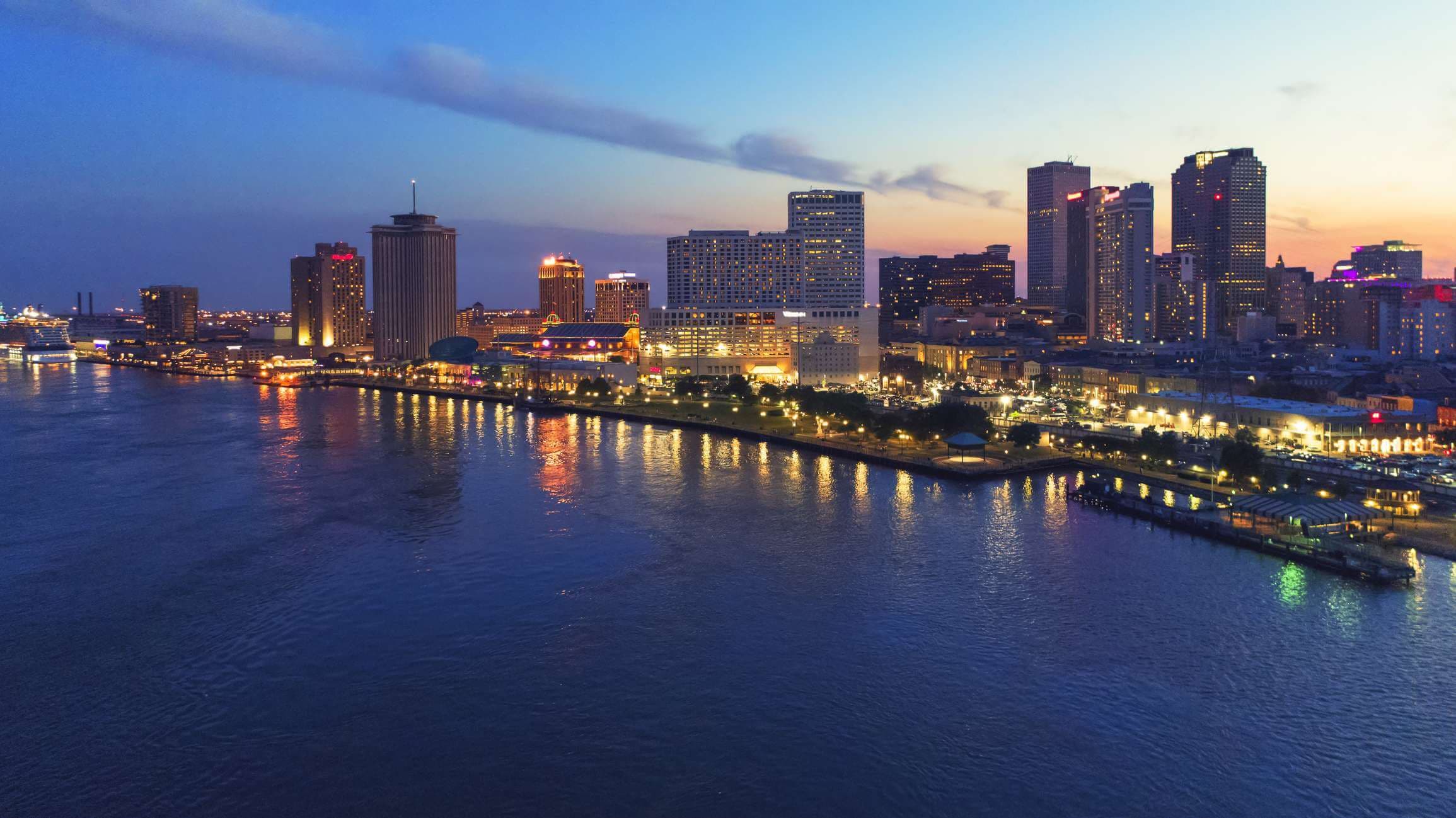 Luftaufnahme von New Orleans bei Sonnenuntergang, Louisiana