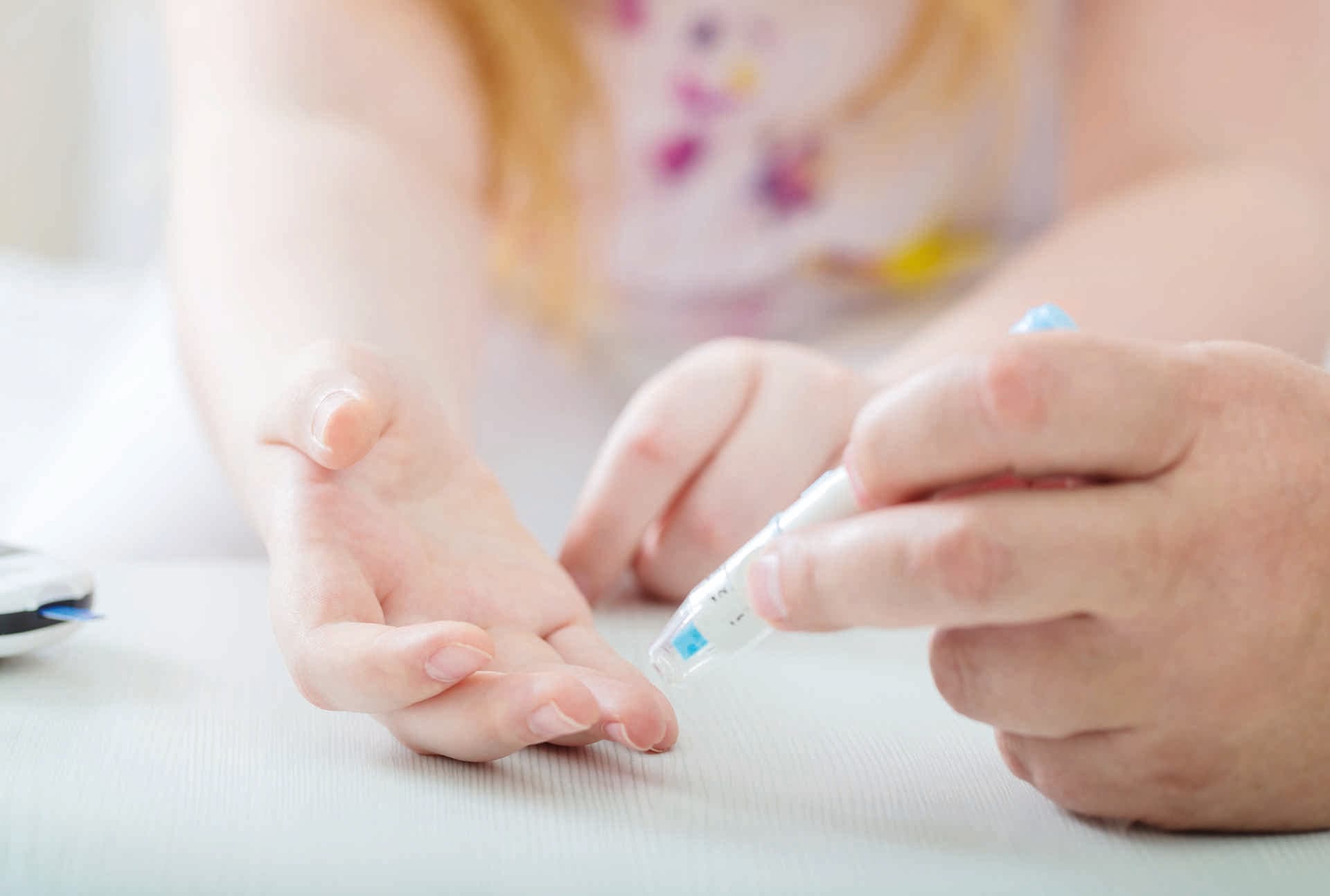 Messung des Blutzuckerspiegels von Teenager-Mädchen mit Glukometer