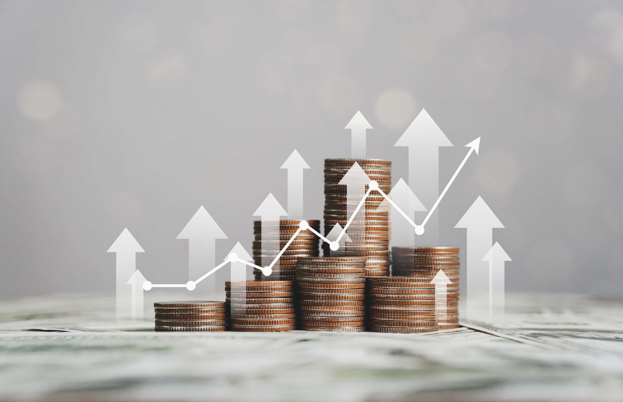 stapel von silbermünzen mit handelsdiagramm in finanzkonzepten und aktienwachstum im finanzinvestitionsgeschäft