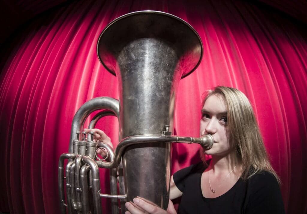 Mädchen, das auf einer Tuba spielt.