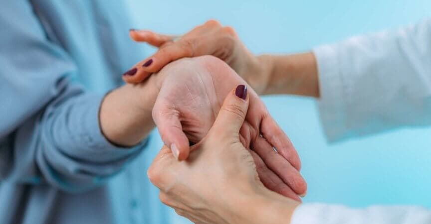 Arzt untersucht Hand eines älteren Patienten mit Schmerzen im Handgelenk. Karpaltunnelsyndrom.