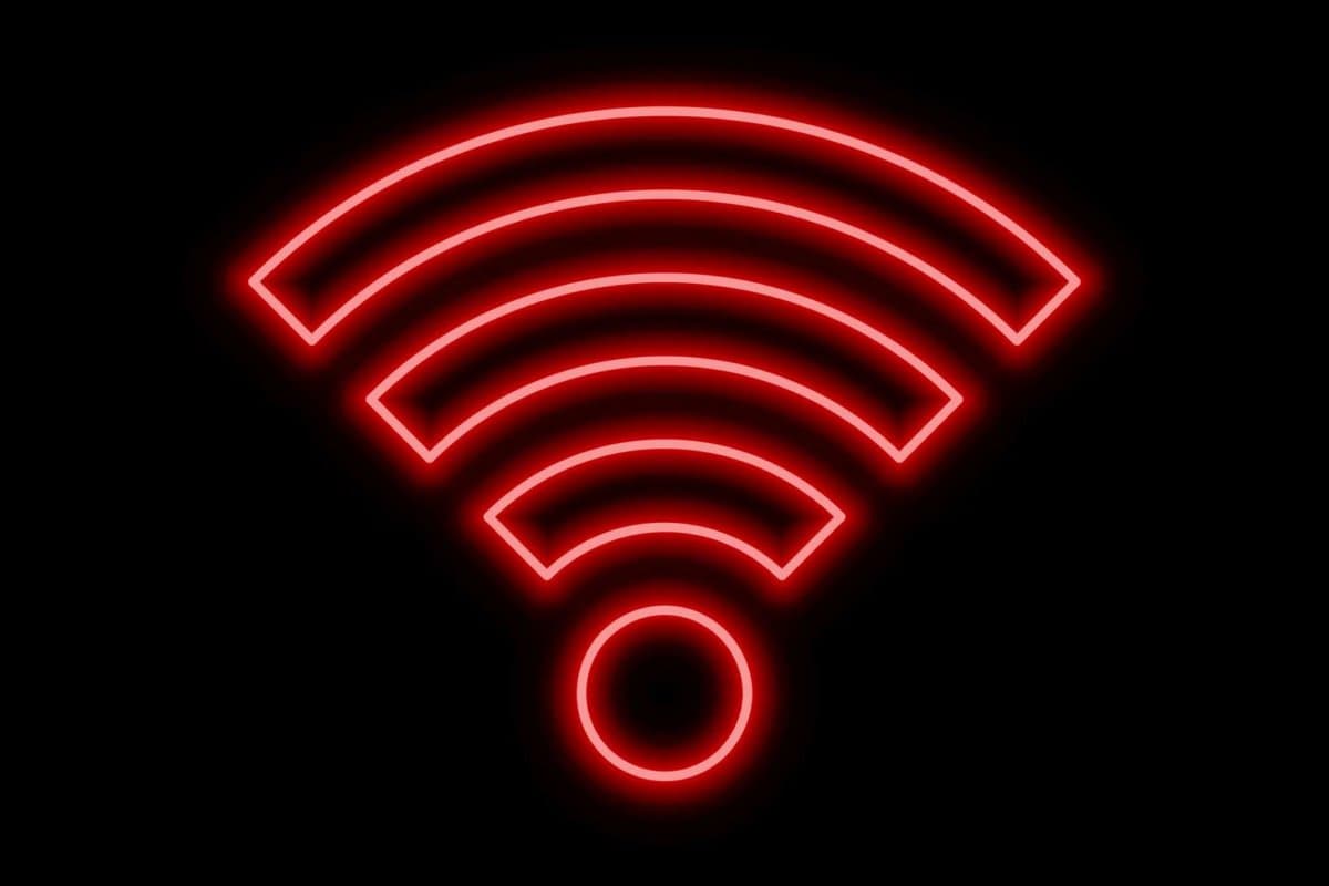 WLAN offline, Leuchtreklame mit schlechtem Signal. Hell leuchtendes Symbol auf schwarzem Hintergrund. Ikone im Neon-Stil.