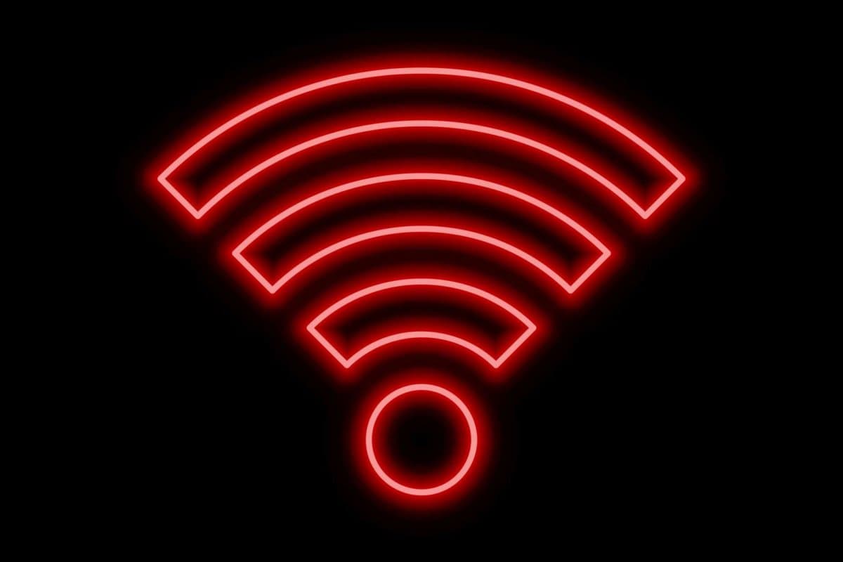 WLAN offline, Leuchtreklame mit schlechtem Signal. Hell leuchtendes Symbol auf schwarzem Hintergrund. Ikone im Neon-Stil.