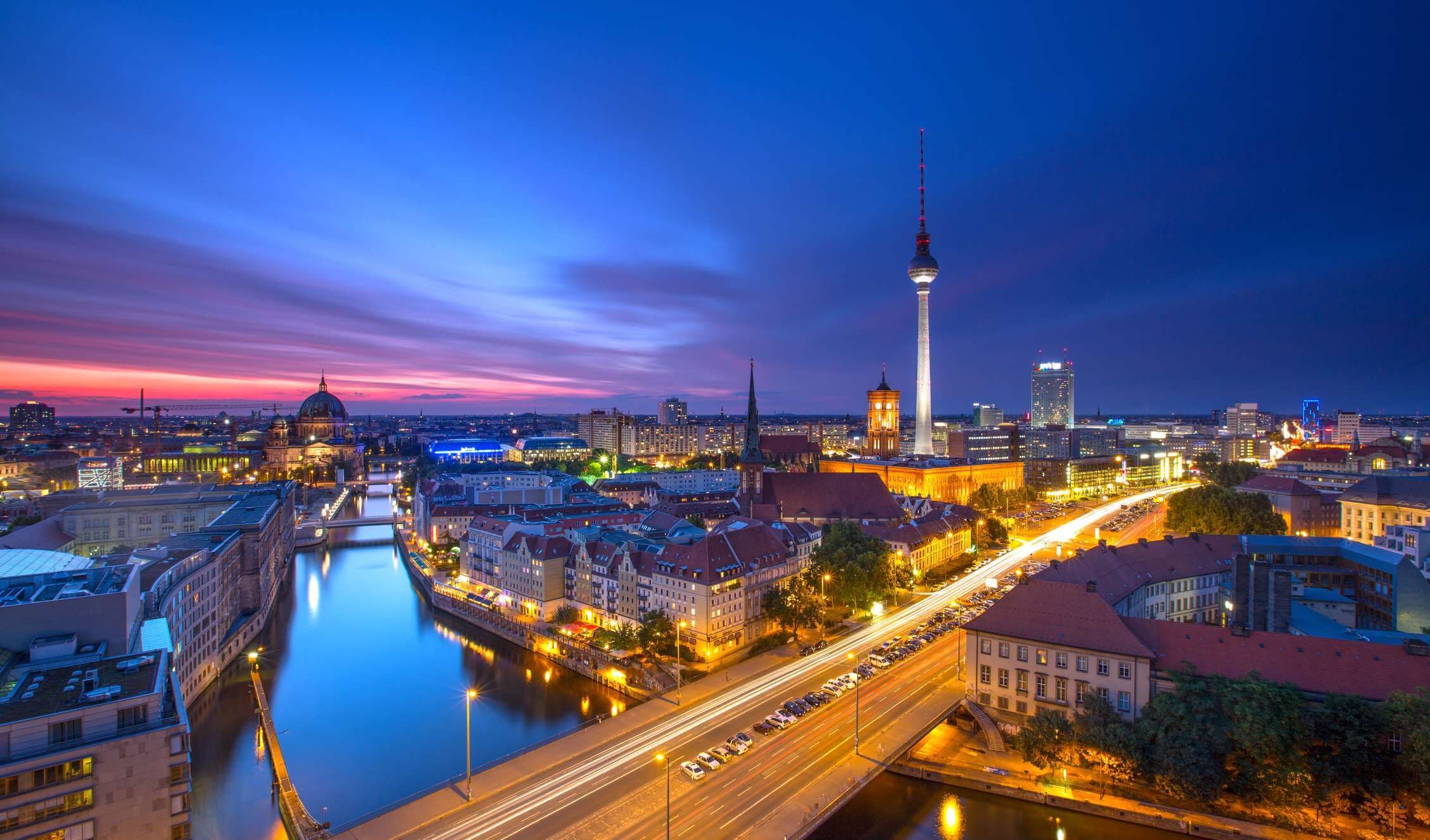 Berliner Skyline-Stadtpanorama mit blauem Himmelssonnenuntergang und Verkehr