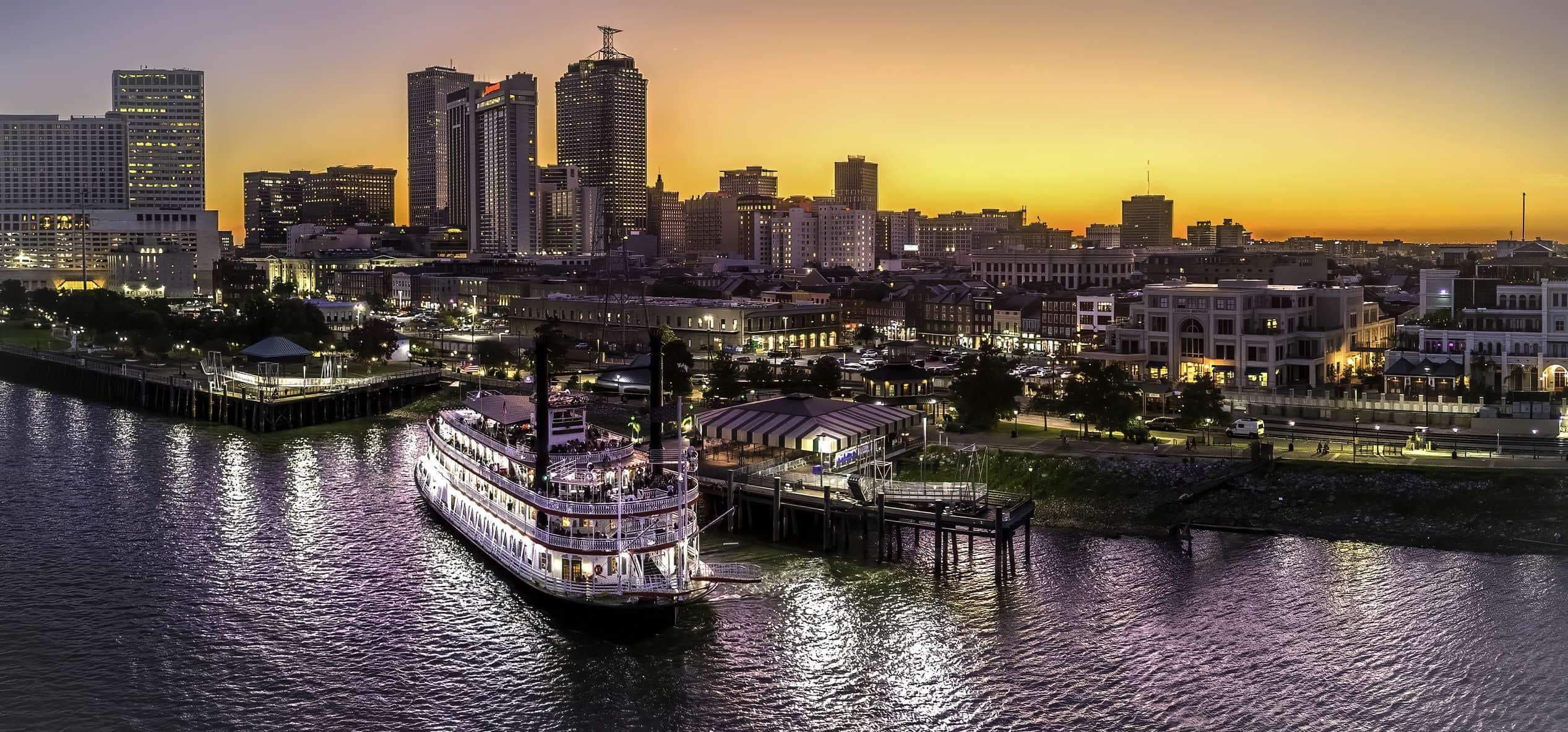 Stadt New Orleans bei Sonnenuntergang