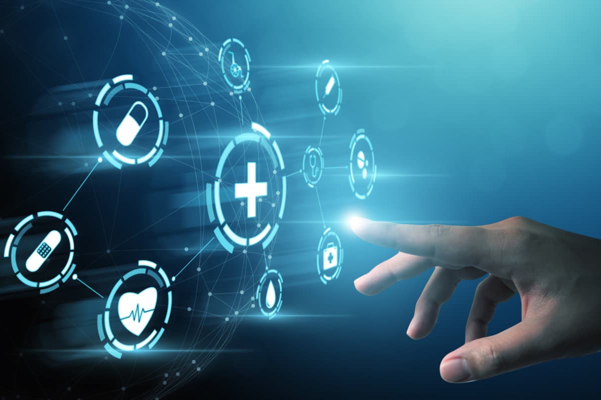 Geschäftsmann berührt mit der Hand das Symbol für das Gesundheitswesen, das Wohlergehen der Versicherung für Ihr Gesundheitskonzept