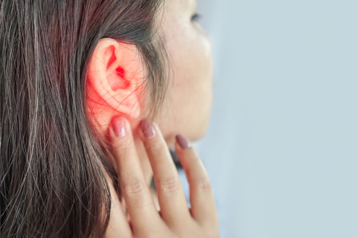 Frau leidet unter Ohrenschmerzen, Tinnitus-Konzept