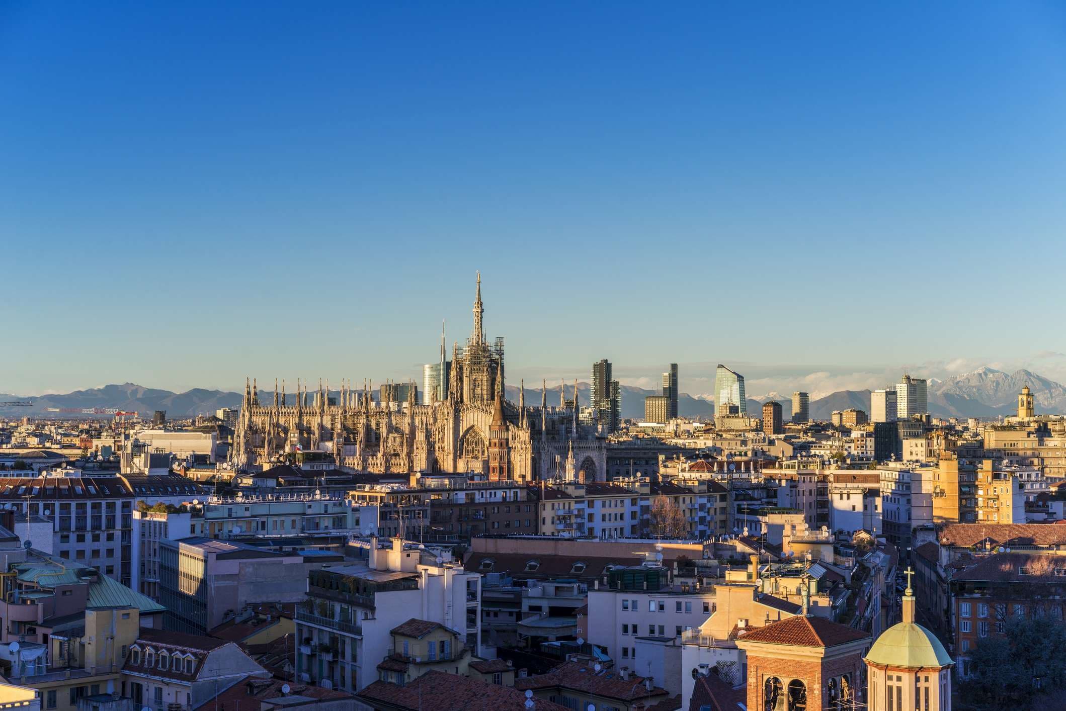 Mailand, 2015 Panorama-Skyline mit italienischen Alpen im Hintergrund