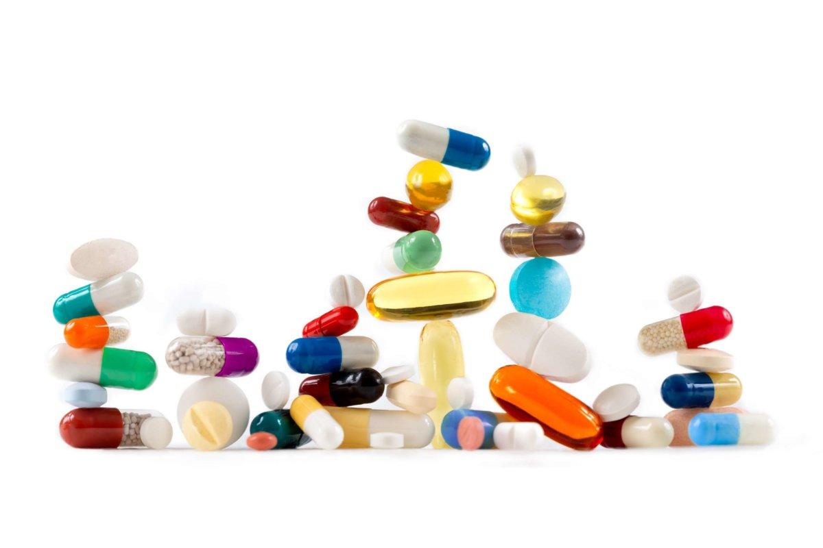 Medikamentenvielfalt in Form von ausgerichteten und übereinanderliegenden Kapseln in Form einer Pyramide.