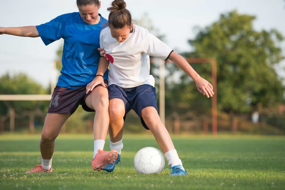 zwei weibliche Fußballspieler auf dem Spielfeld