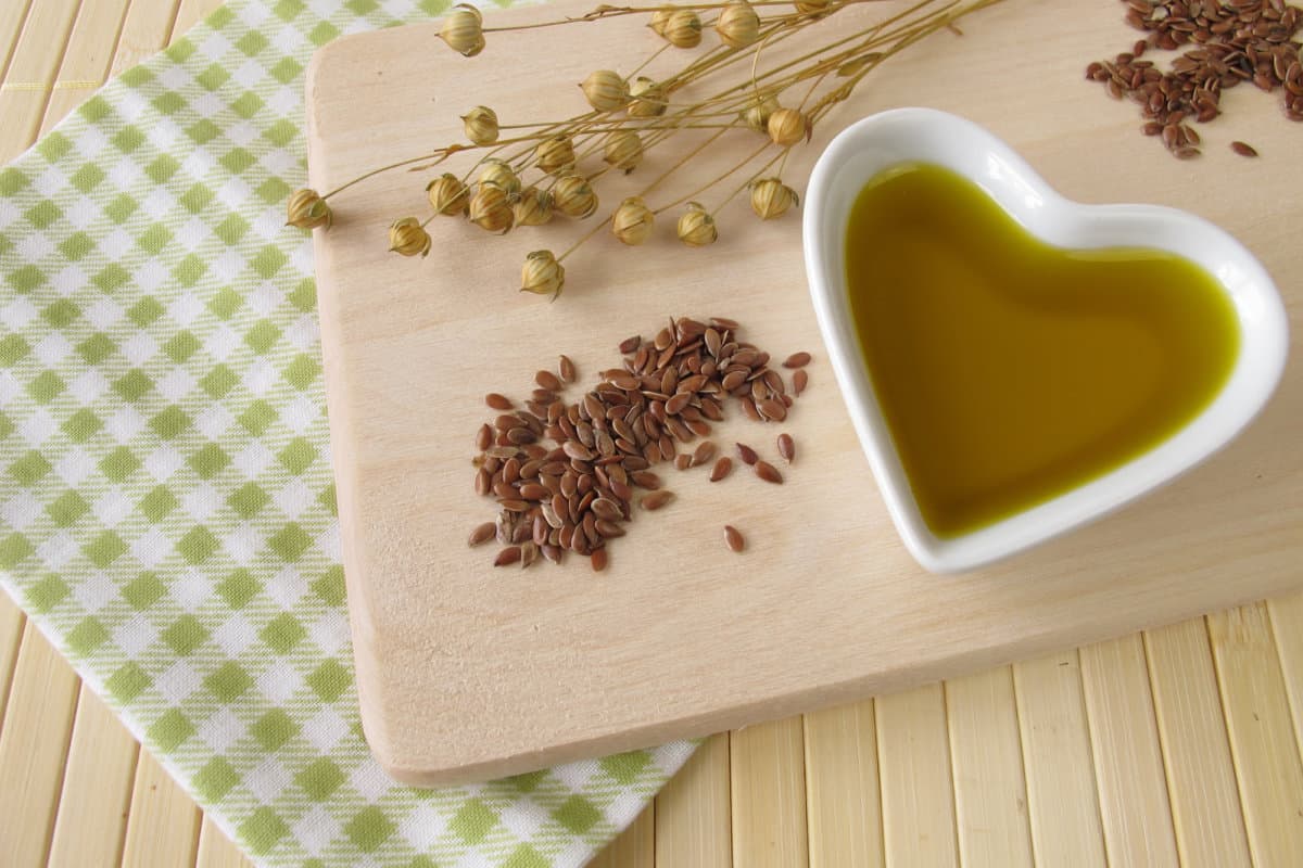 Linseed oil in a small heart-shaped porcelain bowl - Leinöl in einer kleinen herzförmigen Porzellanschale