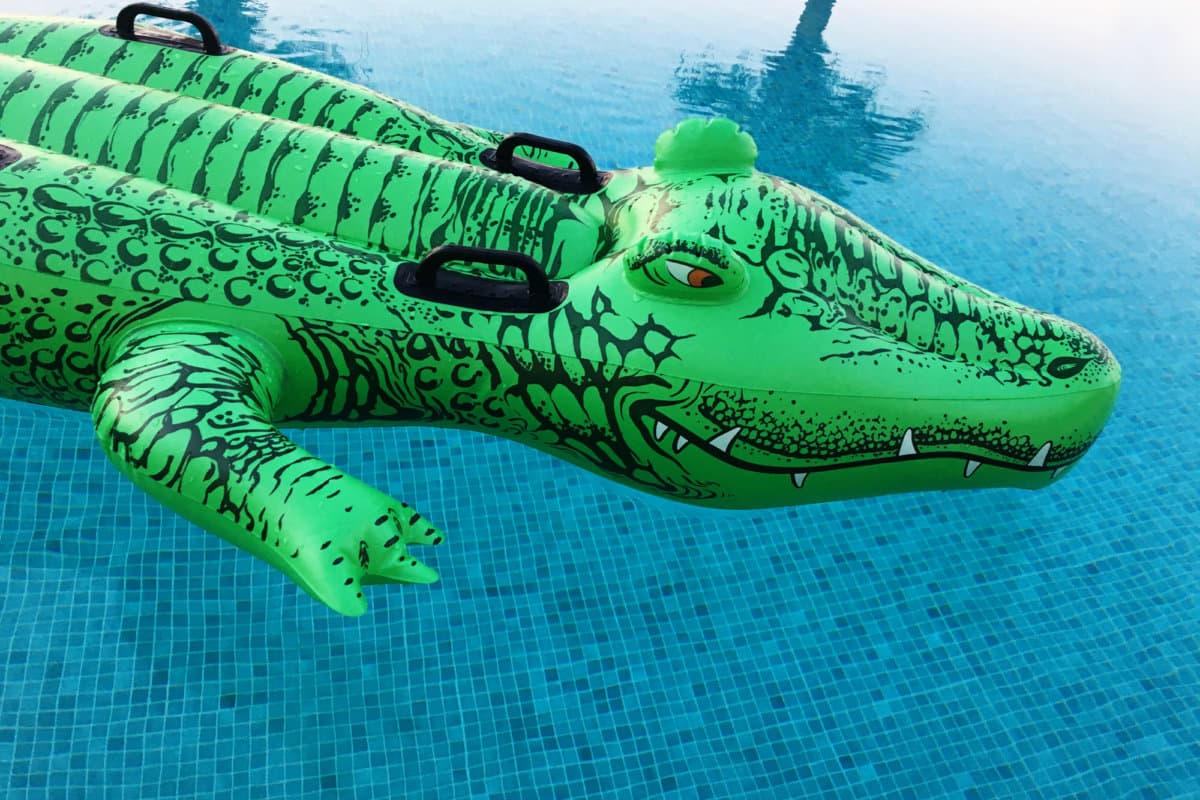 Aufblasbares Spielzeugkrokodil im Schwimmbad